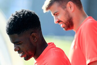 Barcelona's French defender Samuel Umtiti (L) and Barcelona's defender Gerard Pique arrive to a training session at the Sports Center FC Barcelona Joan Gamper in Sant Joan Despi, near Barcelona on August 19, 2016 / AFP / PAU BARRENA        (Photo credit s