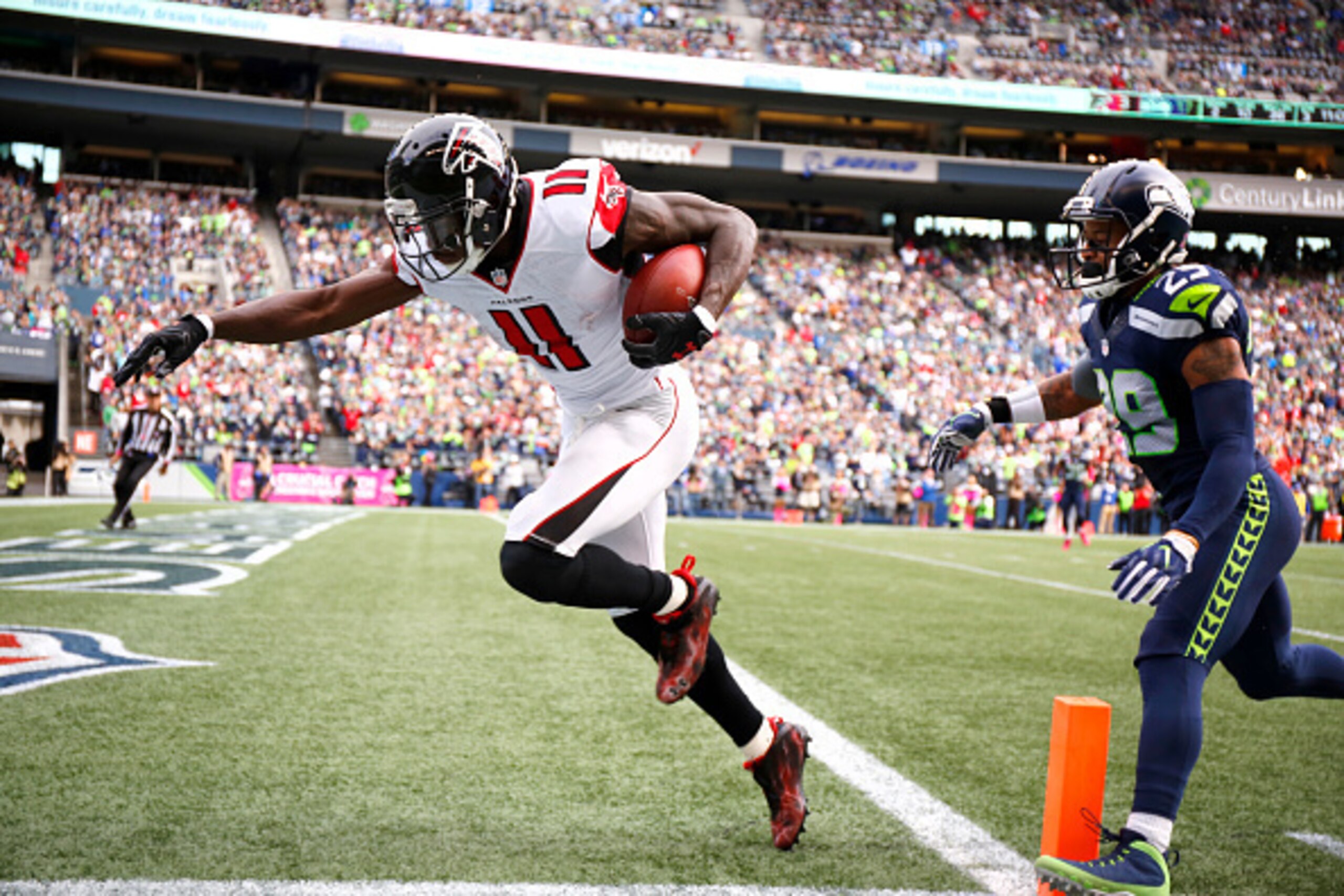 SEATTLE, WA - OCTOBER 16: Wide receiver Julio Jones #11 of the Atlanta Falcons takes it in for a touchdown against the defense of free safety Earl Thomas #29 of the Seattle Seahawks at CenturyLink Field on October 16, 2016 in Seattle, Washington. (Photo SEATTLE, WA - OCTOBER 16: Wide receiver Julio Jones #11 of the Atlanta Falcons takes it in for a touchdown against the defense of free safety Earl Thomas #29 of the Seattle Seahawks at CenturyLink Field on October 16, 2016 in Seattle, Washington. (Photo
