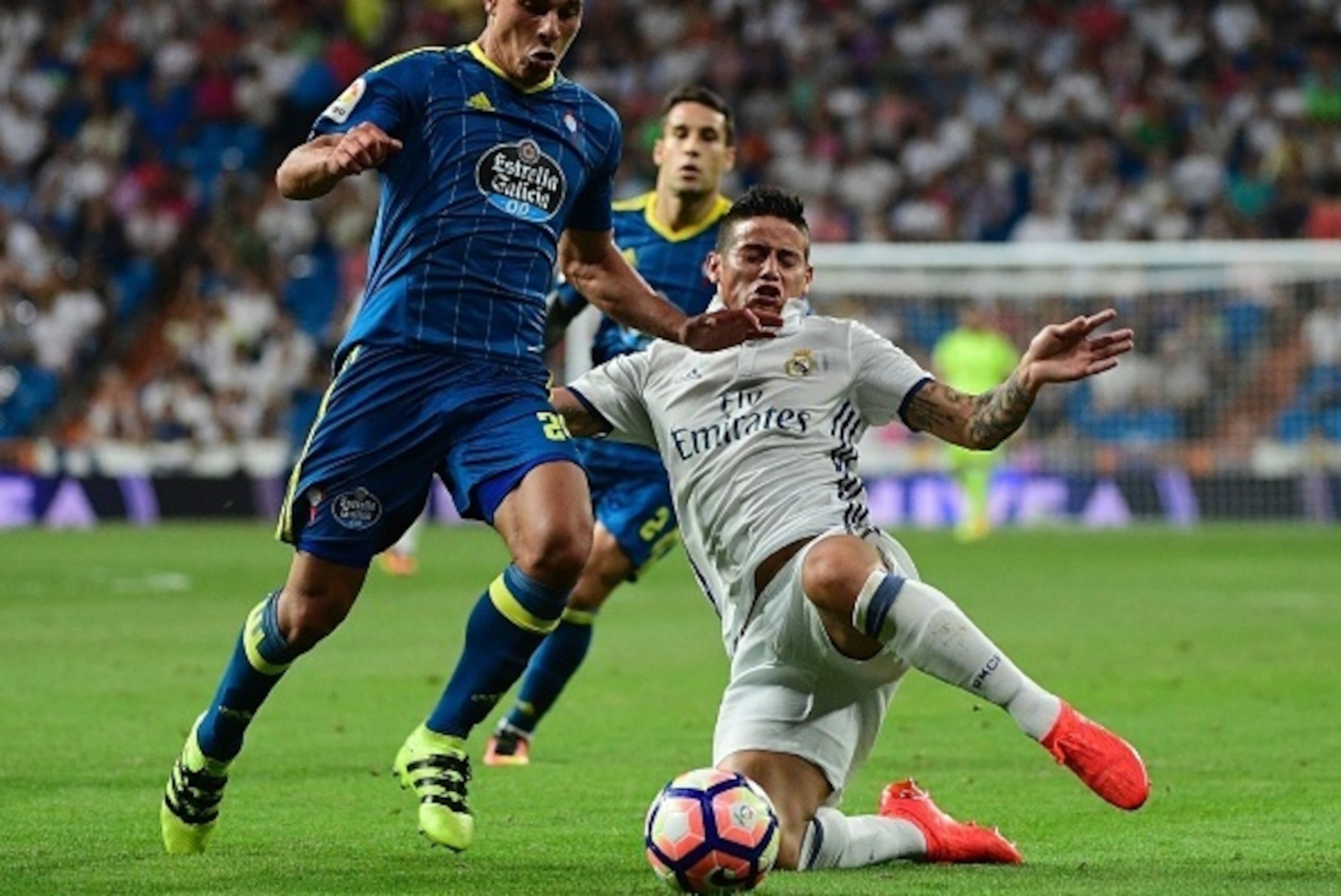 Real Madrid's forward Mariano (R) vies with Celta Vigo's Argentinian midfielder Augusto Fernandez during the Spanish league football match Real Madrid CF vs RC Celta de Vigo at the Santiago Bernabeu stadium in Madrid on August 27, 2016. / AFP / PIERRE-PHI
