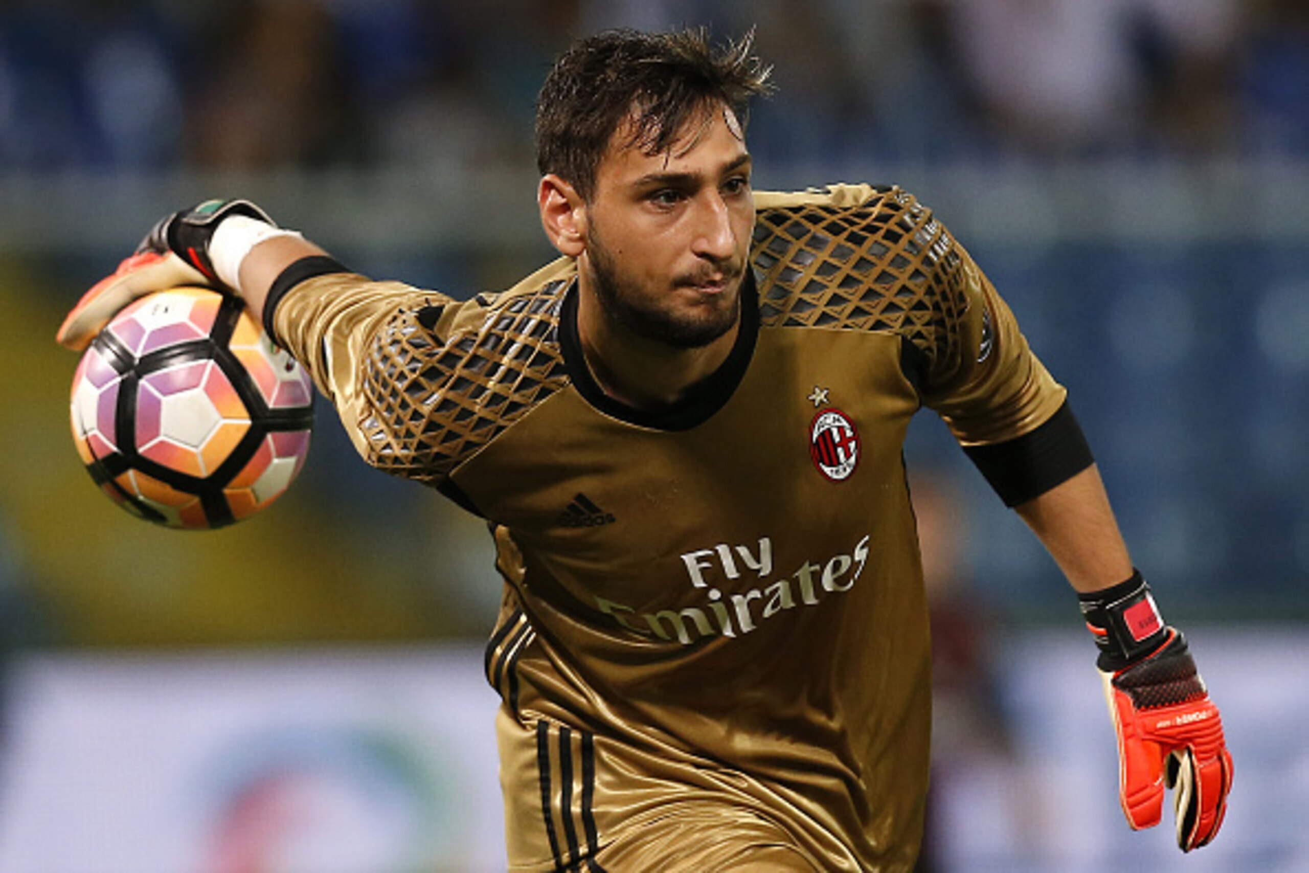 AC Milan's goalkeeper Gianluigi Donnarumma throws the ball during the Italian Serie A football match between Sampdoria and AC Milan on September 16, 2016 at 'Luigi Ferraris Stadium' in Genoa. / AFP / MARCO BERTORELLO (Photo credit should read MARC AC Milan's goalkeeper Gianluigi Donnarumma throws the ball during the Italian Serie A football match between Sampdoria and AC Milan on September 16, 2016 at 'Luigi Ferraris Stadium' in Genoa. / AFP / MARCO BERTORELLO (Photo credit should read MARC
