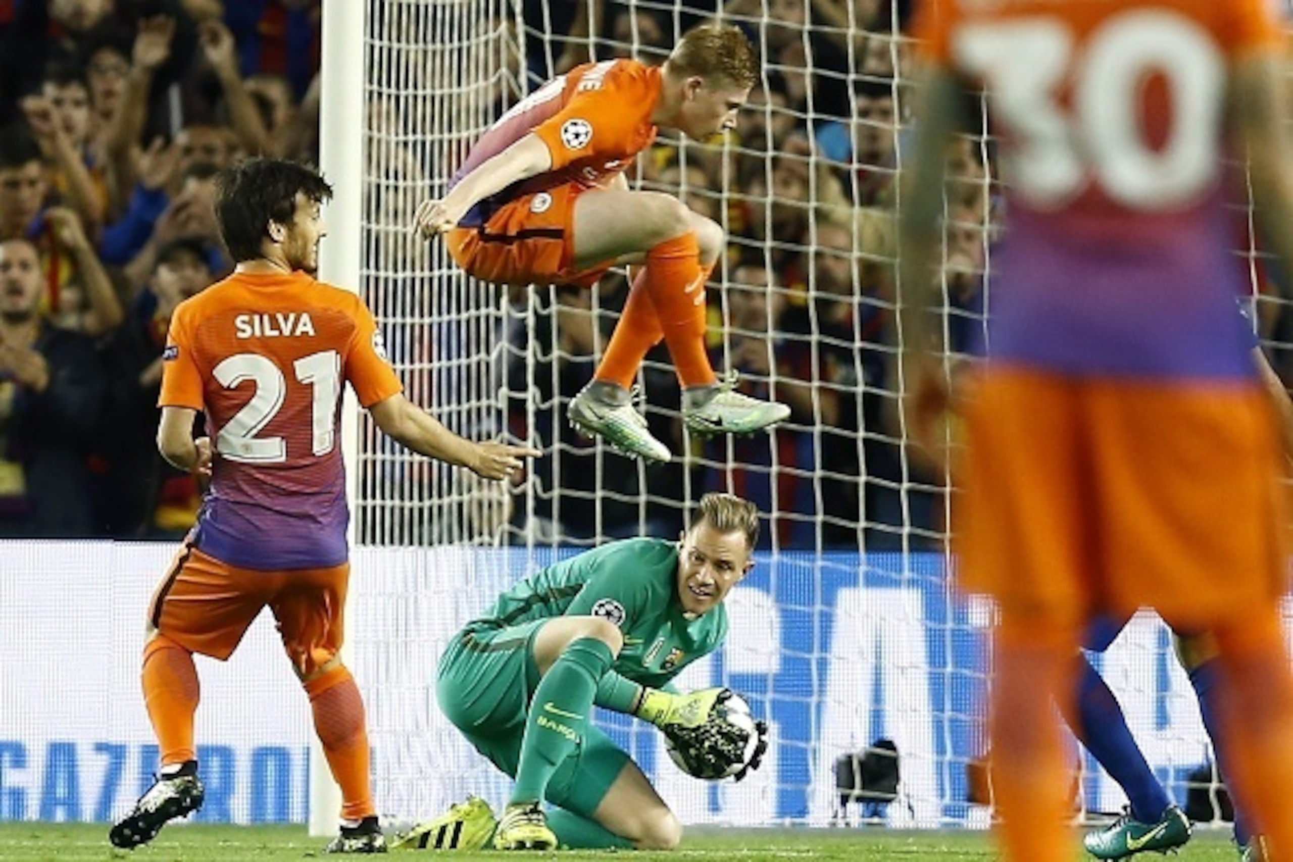 (l-r) David Silva of Manchester City, Marc Andre ter Stegen of FC Barcelona, Kevin De Bruyne of Manchester Cityduring the UEFA Champions League group C match between FC Barcelona and Manchester City on October 19, 2016 at the Camp Nou stadium in Barcelona (l-r) David Silva of Manchester City, Marc Andre ter Stegen of FC Barcelona, Kevin De Bruyne of Manchester Cityduring the UEFA Champions League group C match between FC Barcelona and Manchester City on October 19, 2016 at the Camp Nou stadium in Barcelona
