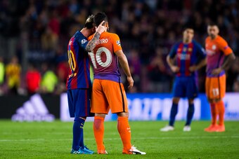 BARCELONA, SPAIN - OCTOBER 19: Lionel Messi (L) of FC Barcelona comforts Sergio Aguero (2nd L) of Manchester City FC during the UEFA Champions League group C match between FC Barcelona and Manchester City FC at Camp Nou on October 19, 2016 in Barcelona, S
