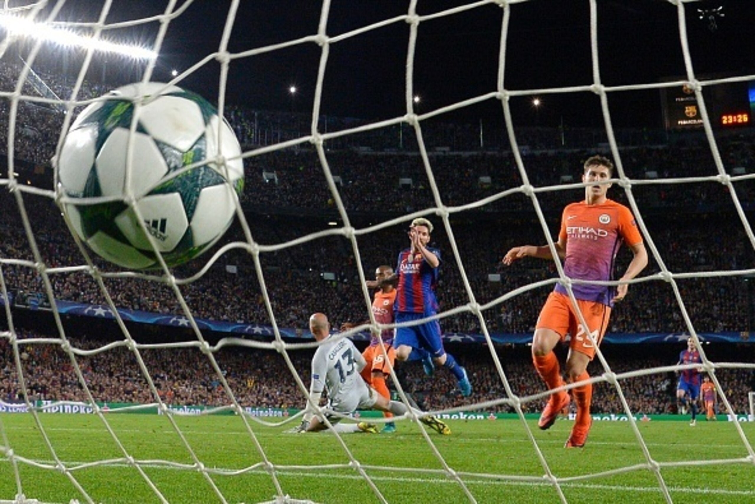 Barcelona's Argentinian forward Lionel Messi (C) scores a goal beside Manchester City's defender John Stones (R) during the UEFA Champions League football match FC Barcelona vs Manchester City at the Camp Nou stadium in Barcelona on October 19, 2016. / AF Barcelona's Argentinian forward Lionel Messi (C) scores a goal beside Manchester City's defender John Stones (R) during the UEFA Champions League football match FC Barcelona vs Manchester City at the Camp Nou stadium in Barcelona on October 19, 2016. / AF
