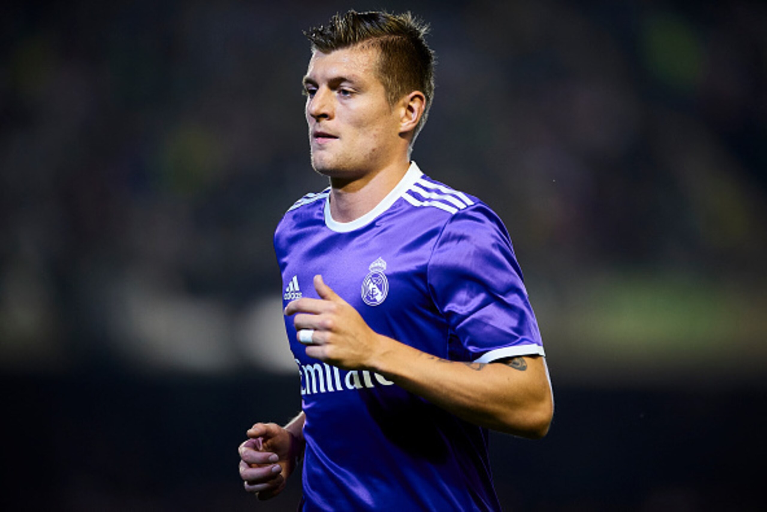 SEVILLE, SPAIN - OCTOBER 15:  Toni Kroos of Real Madrid CF looks on during the match between Real Betis Balompie and Real Madrid CF as part of La Liga at Benito Villamrin stadium October 15, 2016 in Seville, Spain.  (Photo by Aitor Alcalde/Getty Images)