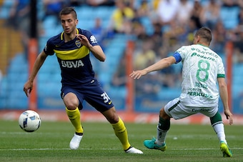 Boca Juniors' midfielder Rodrigo Bentancur (L) eludes Sarmiento's midfielder Walter Busse during their Argentina First Division football match at the La Bombonera stadium in Buenos Aires, on October 16, 2016. / AFP / AFP PHOTO / Alejandro PAGNI        (Ph