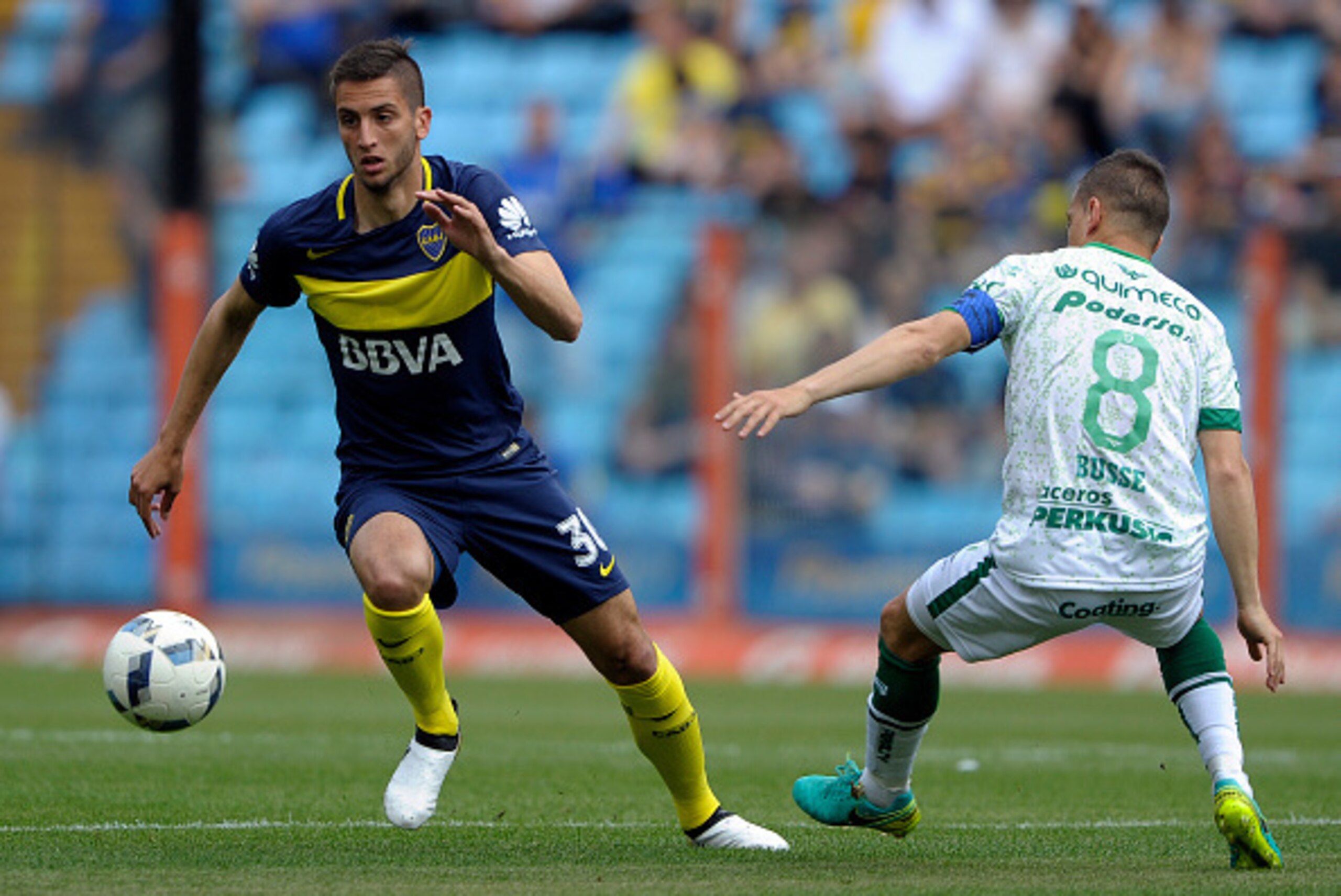 Boca Juniors' midfielder Rodrigo Bentancur (L) eludes Sarmiento's midfielder Walter Busse during their Argentina First Division football match at the La Bombonera stadium in Buenos Aires, on October 16, 2016. / AFP / AFP PHOTO / Alejandro PAGNI        (Ph