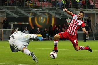 MILAN, ITALY - OCTOBER 20:  Samir Handanovic of Inter dives to stop the attack of Jay Rodriguez of Southampton during the UEFA Europa League match between FC Internazionale Milano and Southampton FC at Giuseppe Meazza Stadium on October 20, 2016 in Milan,