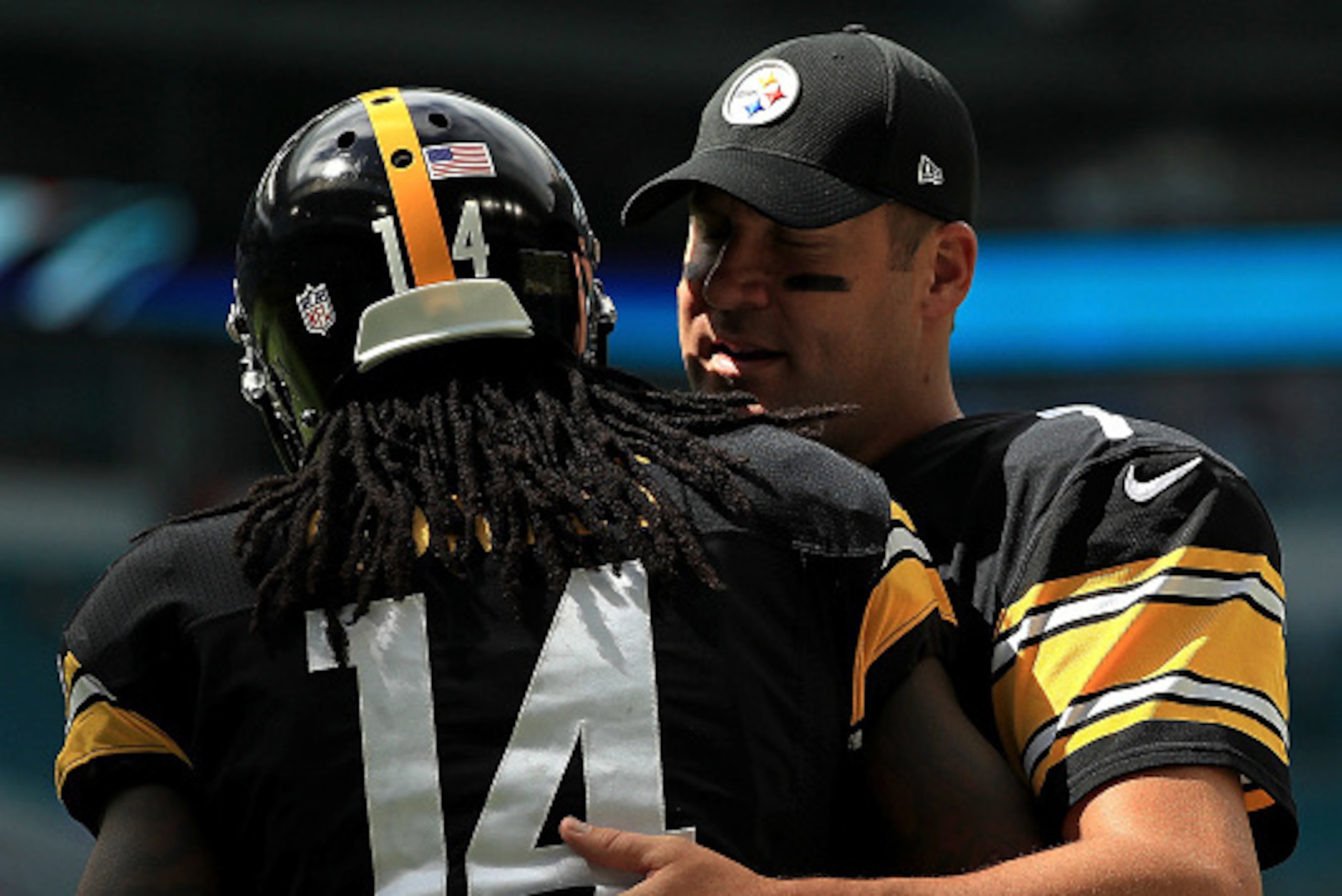 MIAMI GARDENS, FL - OCTOBER 16:  Sammie Coates #14 of the Pittsburgh Steelers hugs Ben Roethlisberger #7 during a game against the Miami Dolphins on October 16, 2016 in Miami Gardens, Florida.  (Photo by Mike Ehrmann/Getty Images)