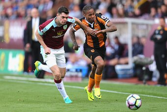 BURNLEY, ENGLAND - SEPTEMBER 10: Abel Hernandez of Hull City (R) and Michael Keane Eof Burnley (L)  during the Premier League match between Burnley and Hull City at Turf Moor on September 10, 2016 in Burnley, England.  (Photo by Alex Morton/Getty Images)