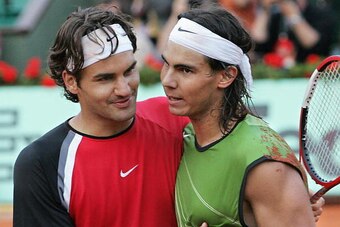 Paris, FRANCE:  POUR ILLUSTRER LES PAPIERS DE FIN D'ANNEE 'LA RAZZIA DE FEDERER ET NADAL' (ARCHIVES) - Picture taken 03 June 2005 in Paris of Swiss Roger Federer (L) congratulating Spanish Rafael Nadal (R) after their semi final match of the tennis French