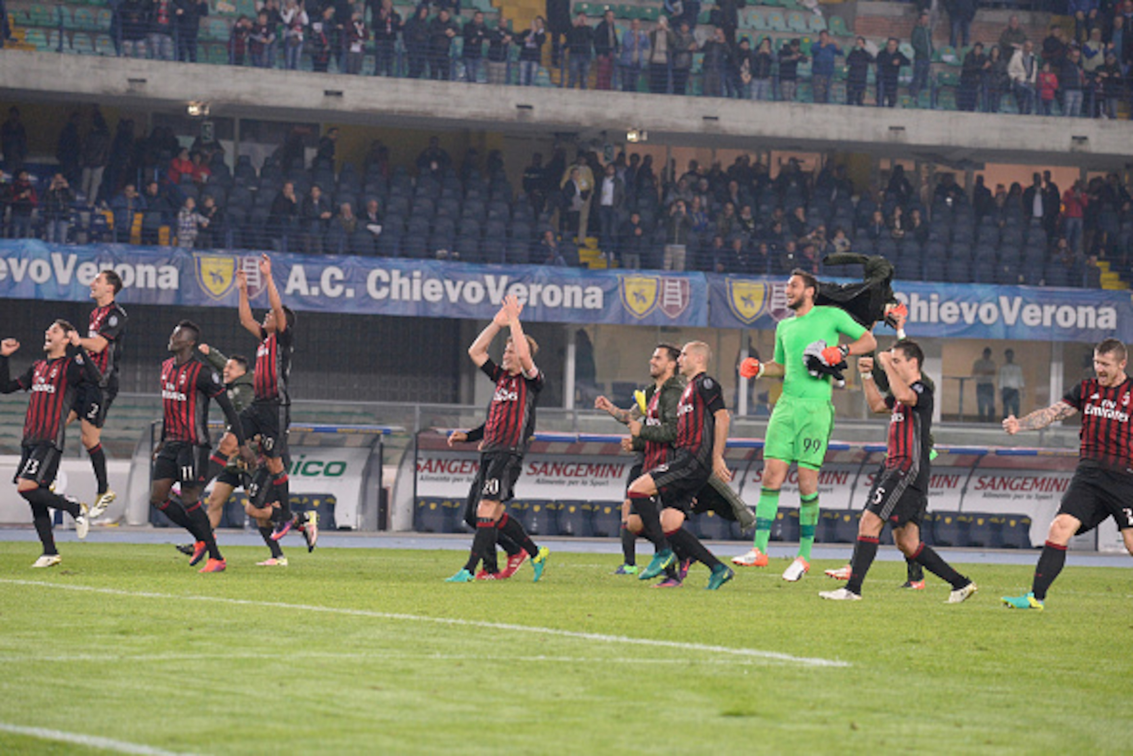 VERONA, ITALY - OCTOBER 16:  AC Milan players celebrate victory after the Serie A match between AC ChievoVerona and AC Milan at Stadio Marc'Antonio Bentegodi on October 16, 2016 in Verona, Italy.  (Photo by Dino Panato/Getty Images)