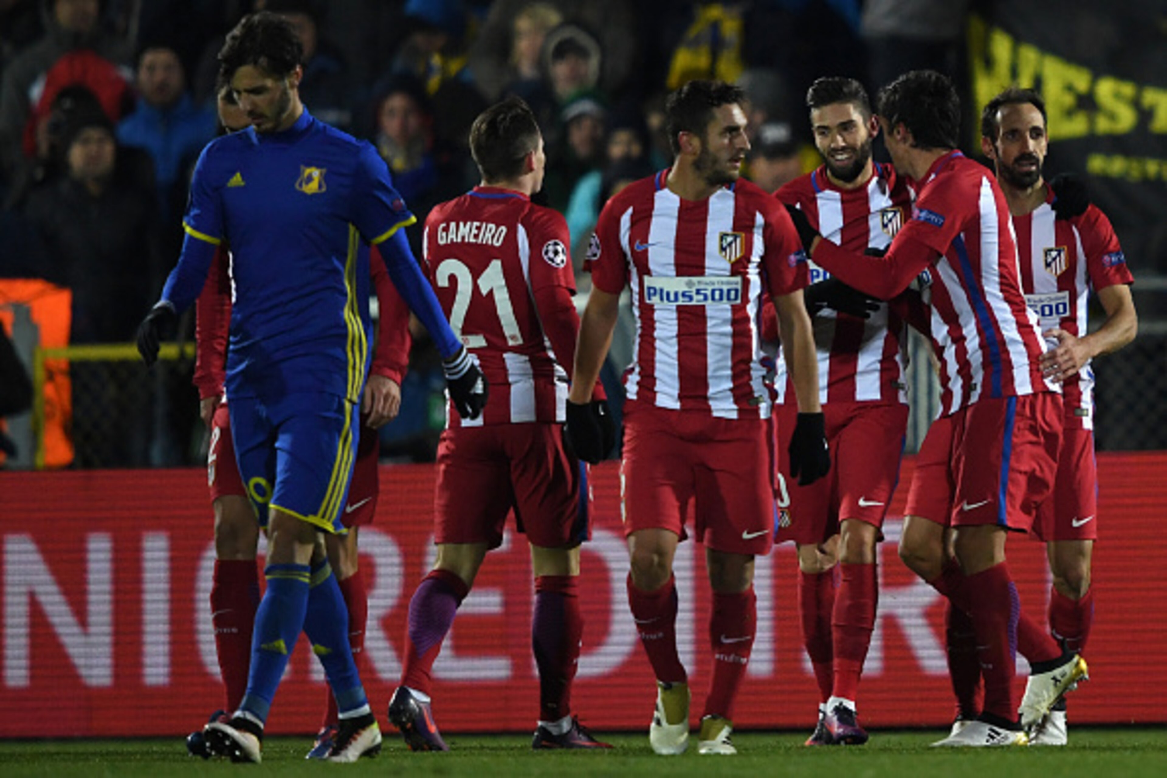 Atletico Madrid's Belgian midfielder Yannick Ferreira Carrasco (3rdR) celebrates with teammates after scoring a goal during the UEFA Champions League football match between FC Rostov and Club Atletico de Madrid in Rostov-on-Don on October 19, 2016. / AFP Atletico Madrid's Belgian midfielder Yannick Ferreira Carrasco (3rdR) celebrates with teammates after scoring a goal during the UEFA Champions League football match between FC Rostov and Club Atletico de Madrid in Rostov-on-Don on October 19, 2016. / AFP