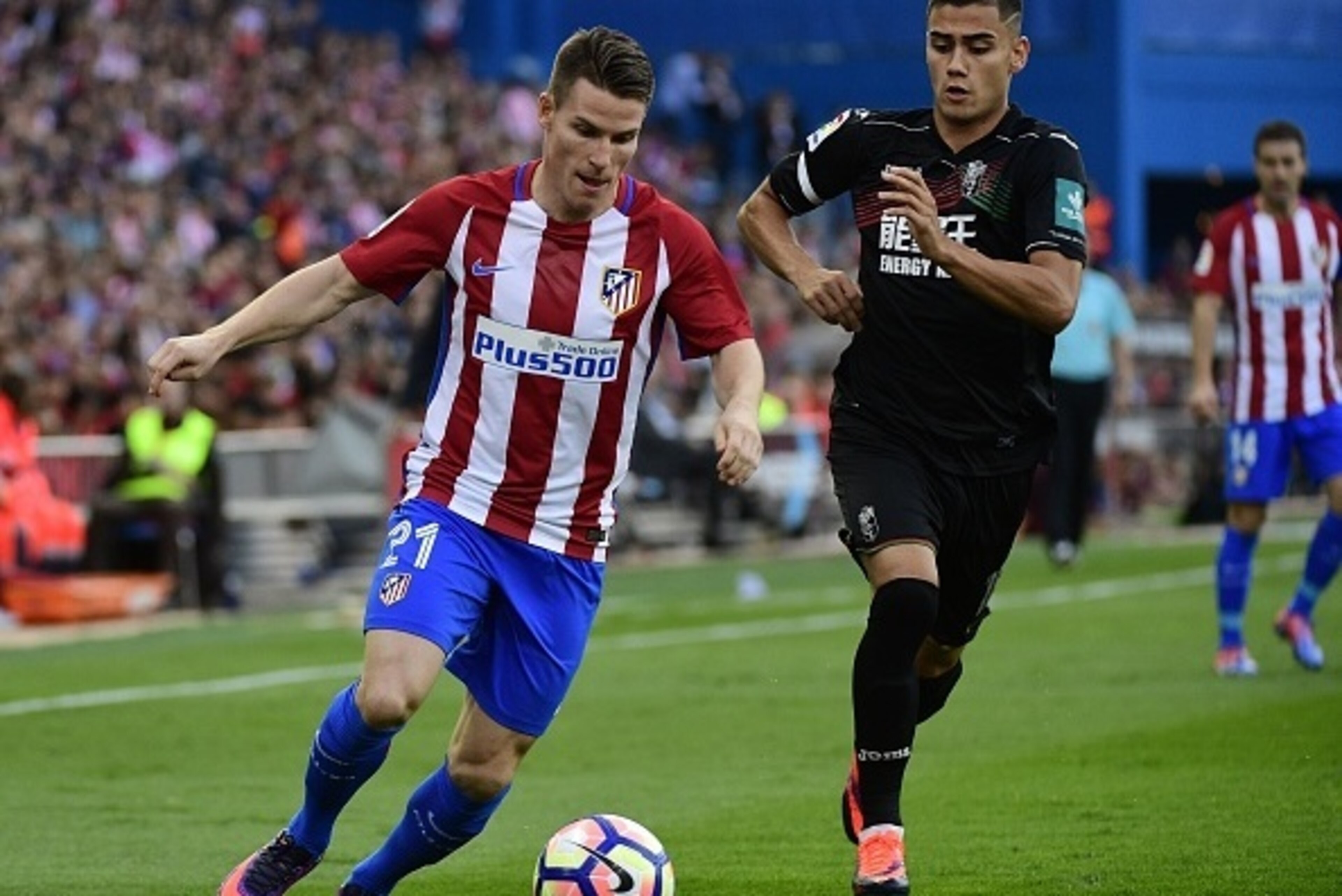 Atletico Madrid's French forward Kevin Gameiro (L) vies with Granada's Belgian midfielder Andreas Pereira during the Spanish league football match Club Atletico de Madrid vs Granada FC at the Vicente Calderon stadium in Madrid on October 15, 2016. / AFP / Atletico Madrid's French forward Kevin Gameiro (L) vies with Granada's Belgian midfielder Andreas Pereira during the Spanish league football match Club Atletico de Madrid vs Granada FC at the Vicente Calderon stadium in Madrid on October 15, 2016. / AFP /