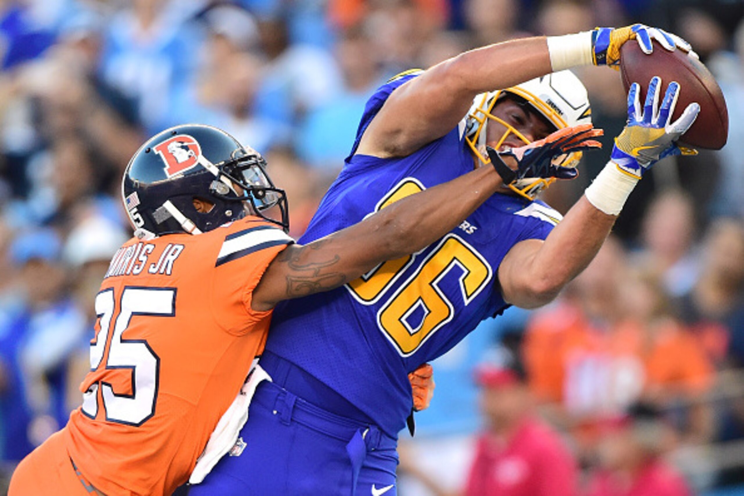 SAN DIEGO, CA - OCTOBER 13:  Hunter Henry #86 of the San Diego Chargers makes a catch for a touchdown in front of  Chris Harris #25 of the Denver Broncos to take a 7-0 lead during the first quarter at Qualcomm Stadium on October 13, 2016 in San Diego, Cal
