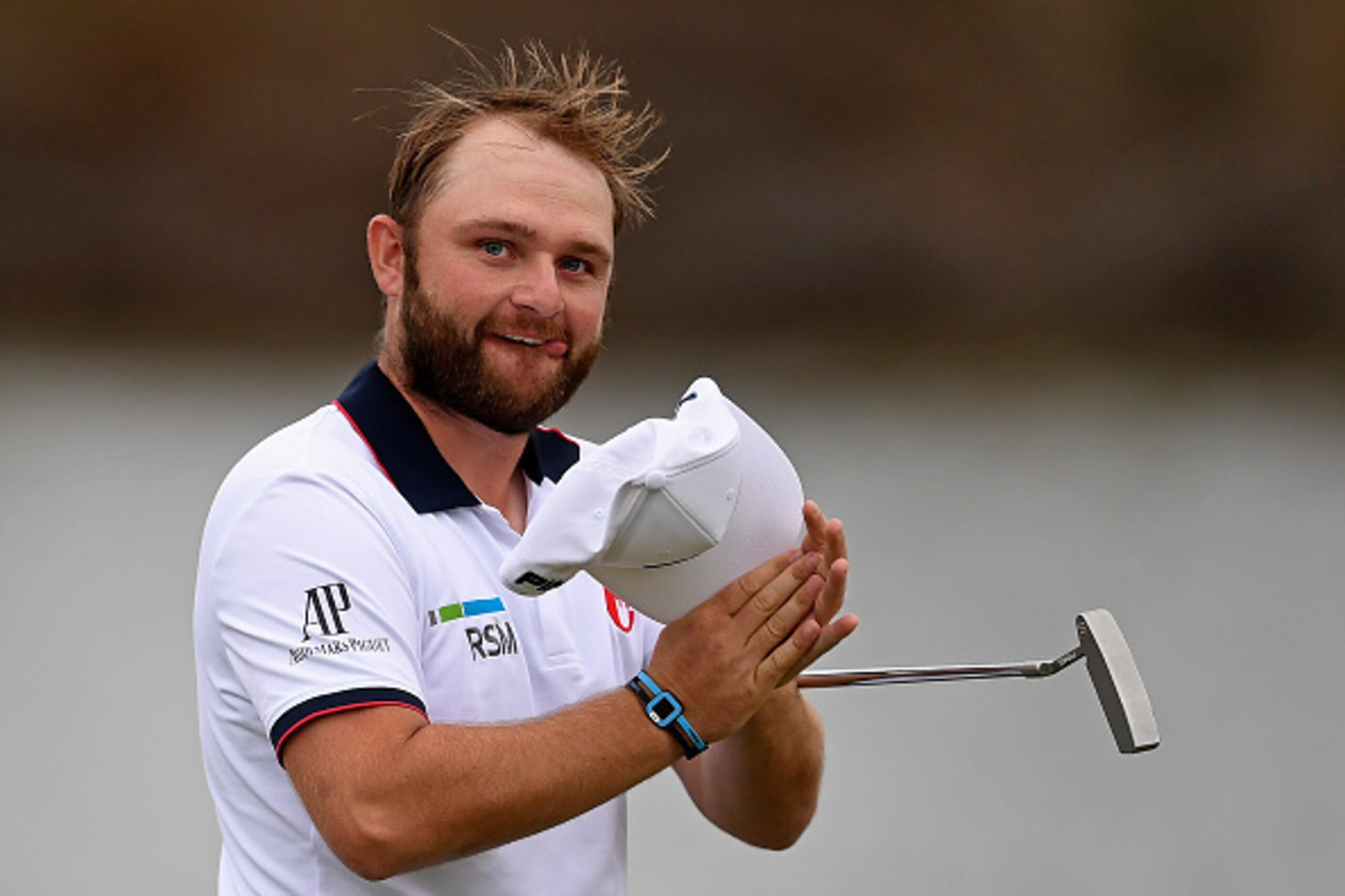 English golfer Andy Sullivan aknowledges the crowd upon his arrival at Hole 18 during the second round of Portugal Master golf tournament at Victoria Golf Club golf course in Vilamoura on October 21, 2016. Sullivan finished with 14 strokes under par 72. / English golfer Andy Sullivan aknowledges the crowd upon his arrival at Hole 18 during the second round of Portugal Master golf tournament at Victoria Golf Club golf course in Vilamoura on October 21, 2016. Sullivan finished with 14 strokes under par 72. /