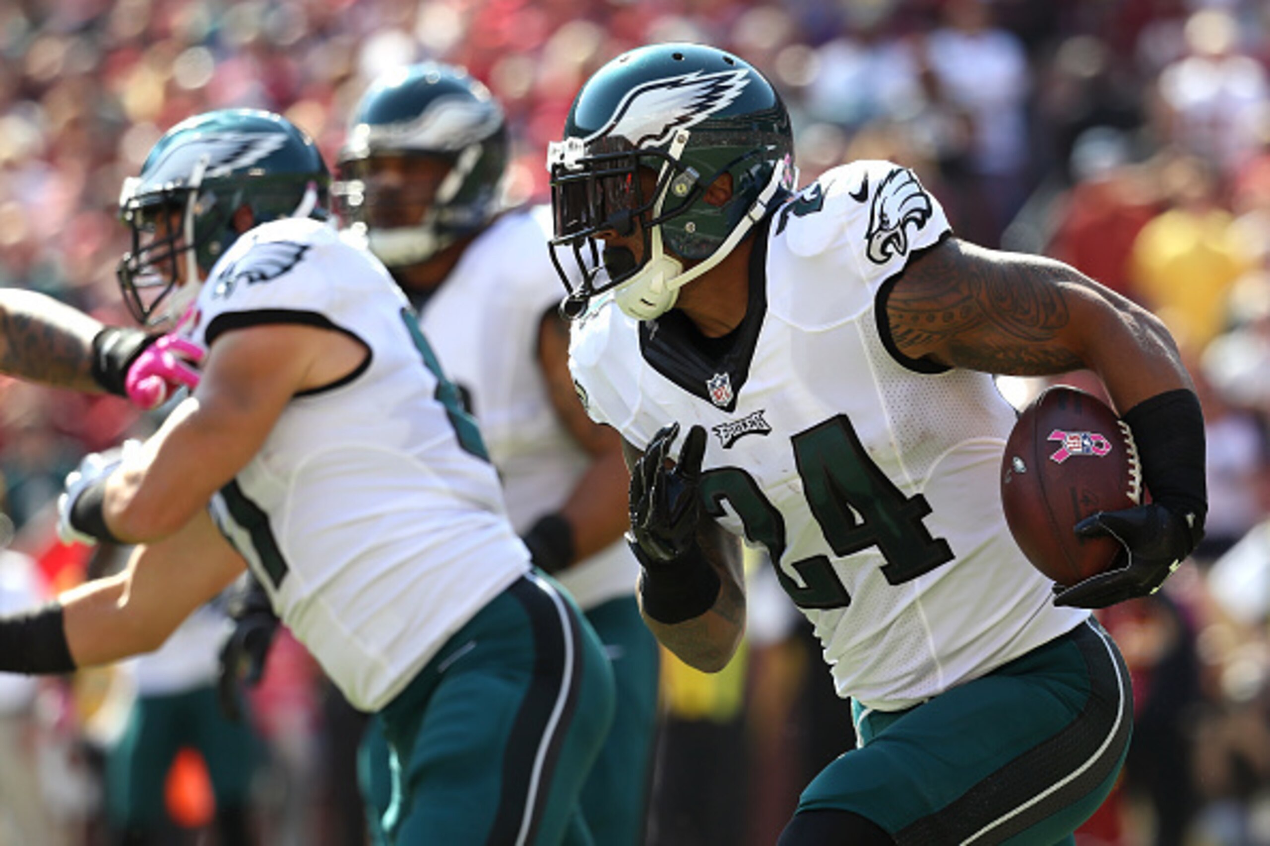 LANDOVER, MD - OCTOBER 16: Running back Ryan Mathews #24 of the Philadelphia Eagles carries the ball against the Washington Redskins in the first quarter at FedExField on October 16, 2016 in Landover, Maryland. (Photo by Rob Carr/Getty Images)