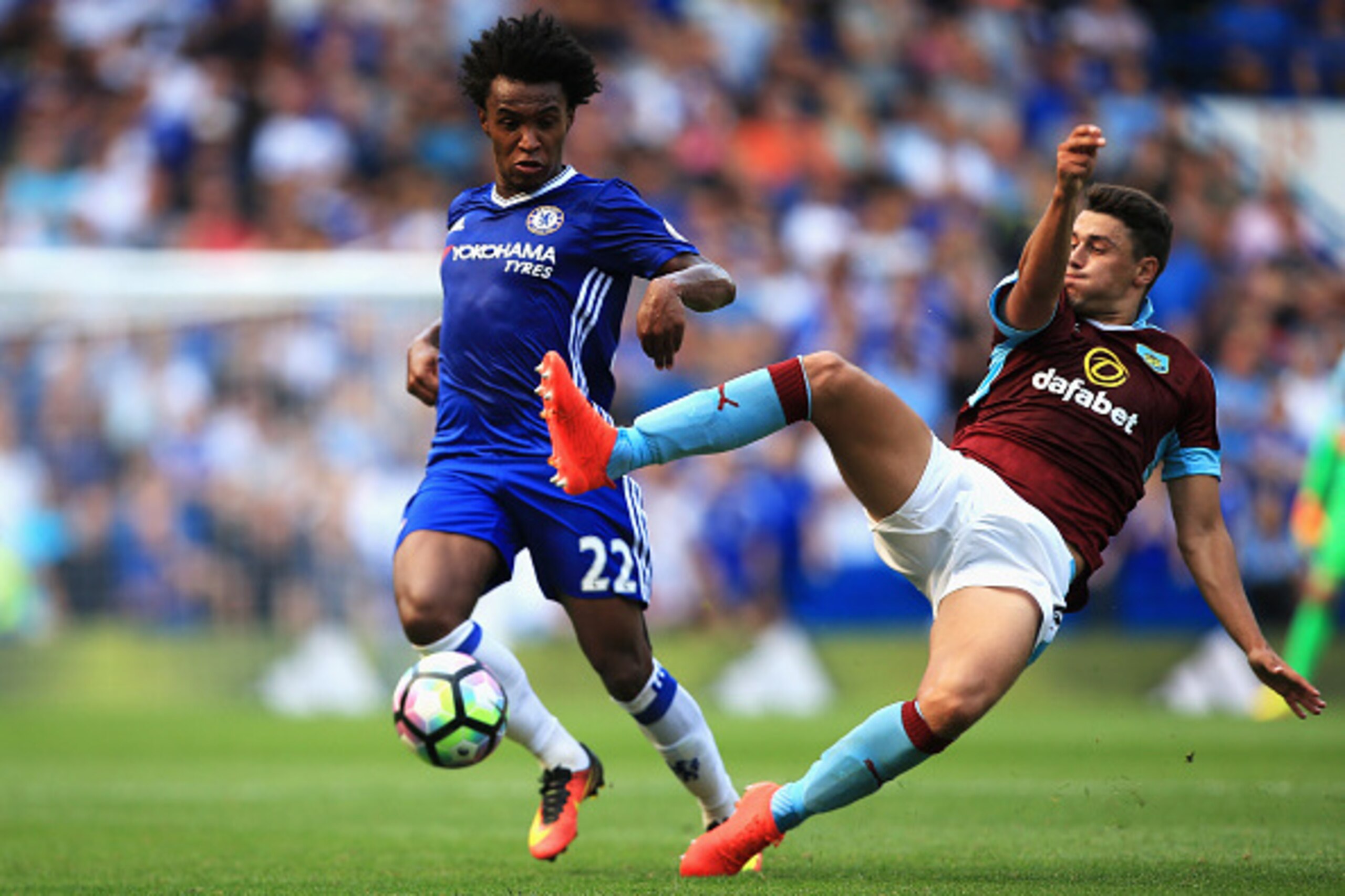 LONDON, ENGLAND - AUGUST 27:  Michael Keane Eof Burnley (R) attempts a challenge on Willian of Chelsea (L) during the Premier League match between Chelsea and Burnley at Stamford Bridge on August 27, 2016 in London, England.  (Photo by Ben Hoskins/Getty I