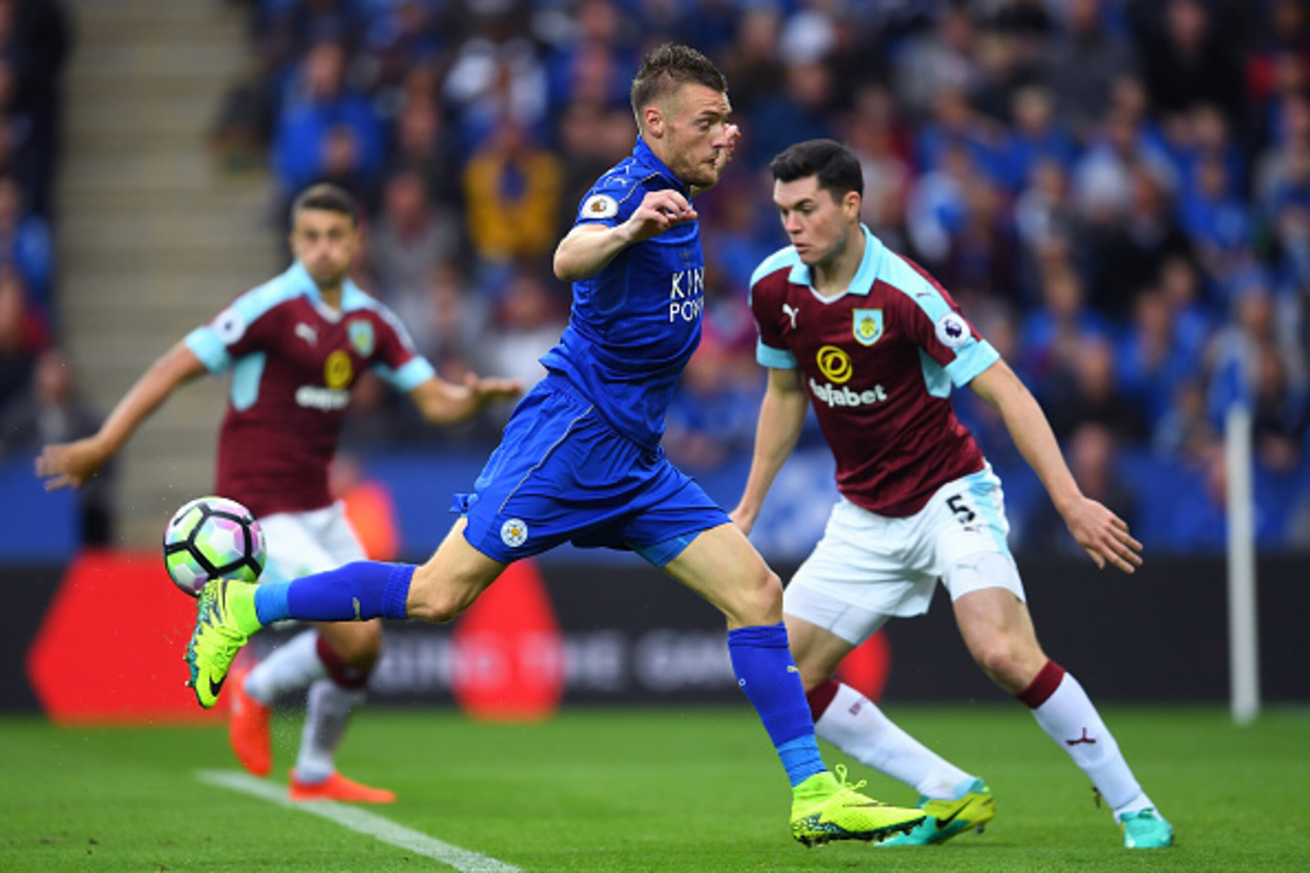 LEICESTER, ENGLAND - SEPTEMBER 17:  Jamie Vardy of Leicester City attempts to control the ball while Michael Keane Eof Burnley looks on during the Premier League match between Leicester City and Burnley at The King Power Stadium on September 17, 2016 in L