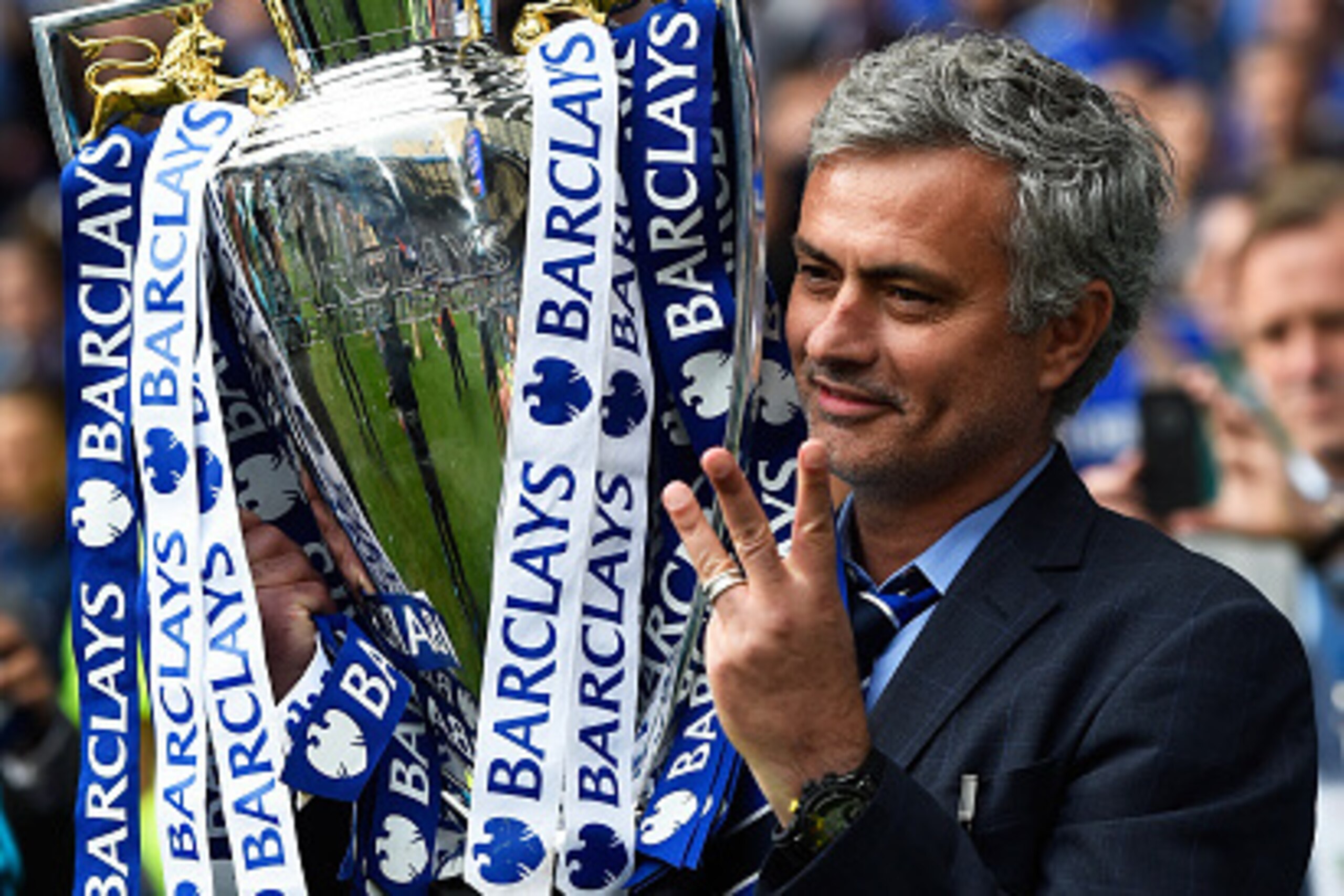 LONDON, ENGLAND - MAY 24: Jose Mourinho manager of Chelsea holds up three fingers as he celebrates with the trophy after the Barclays Premier League match between Chelsea and Sunderland at Stamford Bridge on May 24, 2015 in London, England. Chelsea were c LONDON, ENGLAND - MAY 24: Jose Mourinho manager of Chelsea holds up three fingers as he celebrates with the trophy after the Barclays Premier League match between Chelsea and Sunderland at Stamford Bridge on May 24, 2015 in London, England. Chelsea were c