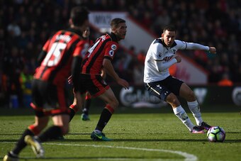 BOURNEMOUTH, ENGLAND - OCTOBER 22: Vincent Janssen of Tottenham Hotspur (R) passes the ball during the Premier League match between AFC Bournemouth and Tottenham Hotspur at Vitality Stadium on October 22, 2016 in Bournemouth, England.  (Photo by Mike Hewi