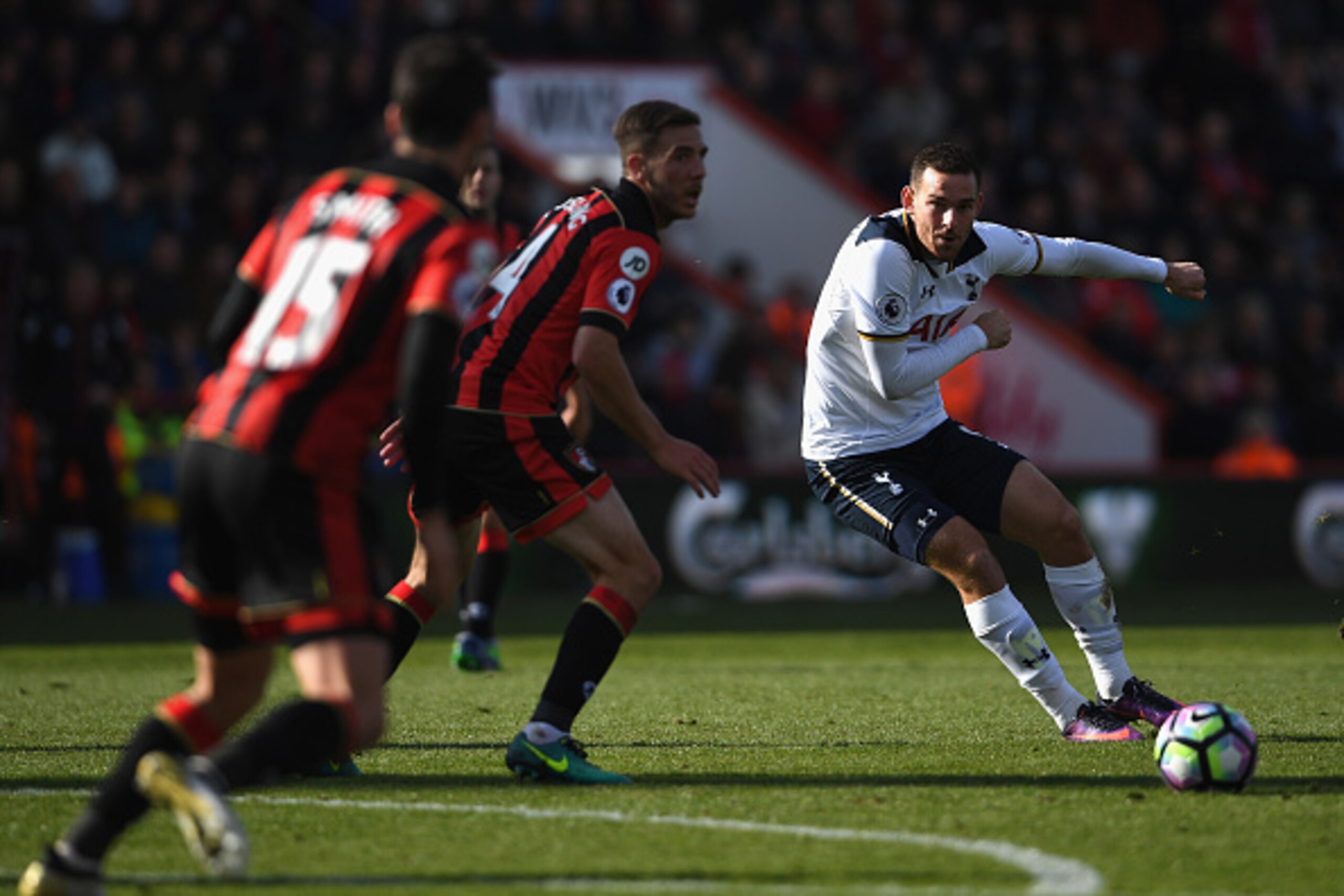 BOURNEMOUTH, ENGLAND - OCTOBER 22: Vincent Janssen of Tottenham Hotspur (R) passes the ball during the Premier League match between AFC Bournemouth and Tottenham Hotspur at Vitality Stadium on October 22, 2016 in Bournemouth, England. (Photo by Mike Hewi BOURNEMOUTH, ENGLAND - OCTOBER 22: Vincent Janssen of Tottenham Hotspur (R) passes the ball during the Premier League match between AFC Bournemouth and Tottenham Hotspur at Vitality Stadium on October 22, 2016 in Bournemouth, England. (Photo by Mike Hewi