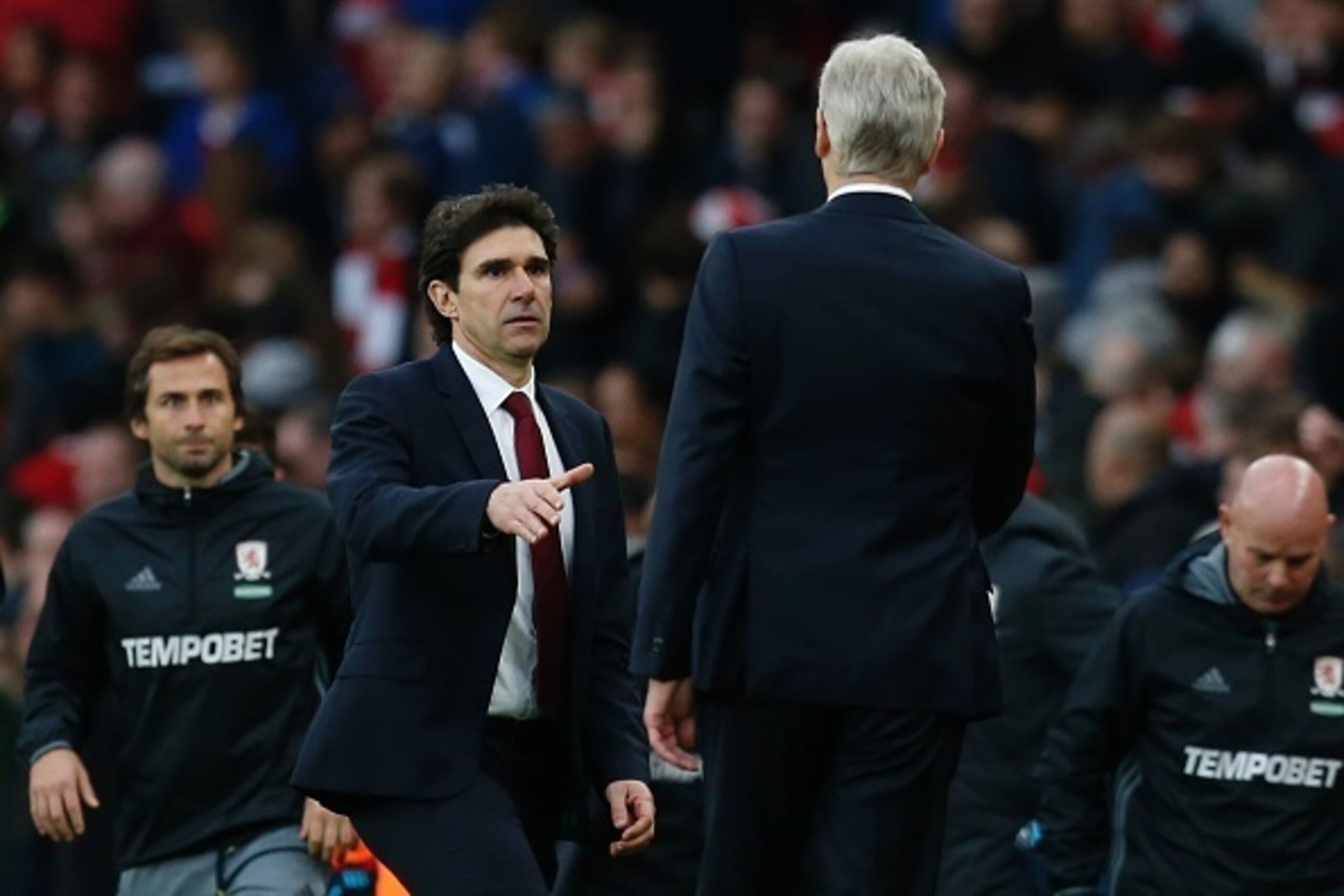 Middlesbrough's Spanish manager Aitor Karanka (L) shakes hands with Arsenal's French manager Arsene Wenger (R) during the English Premier League football match between Arsenal and Middlesbrough at the Emirates Stadium in London on October 22, 2016.  / AFP
