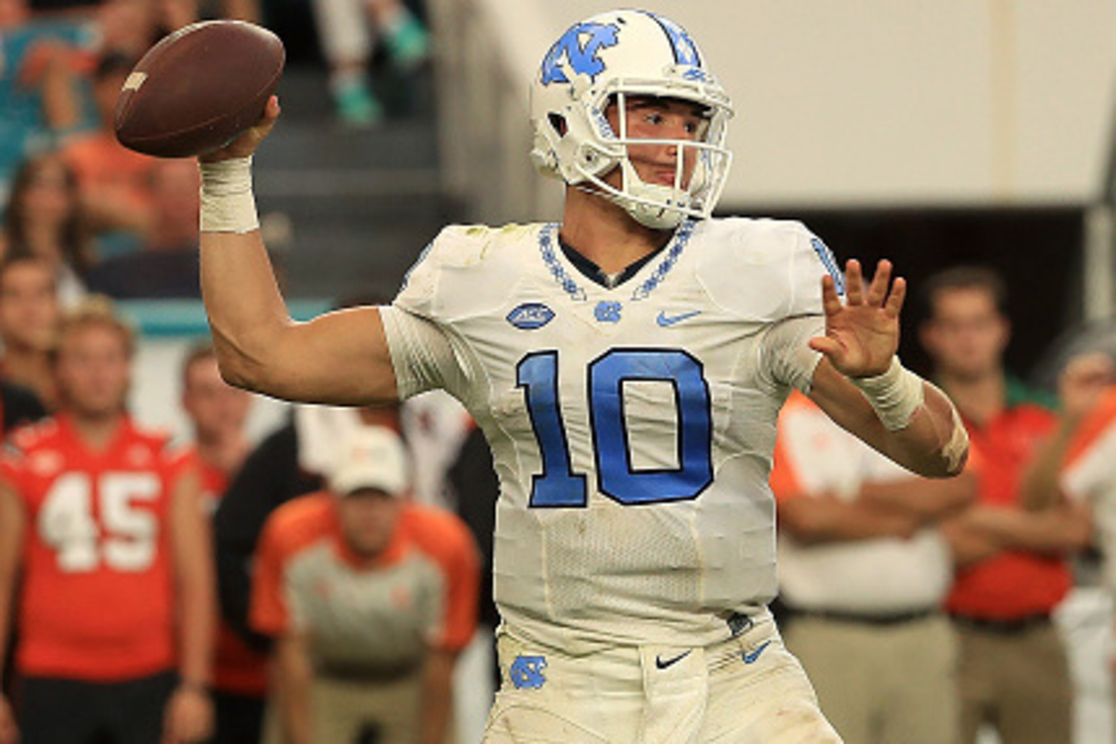 MIAMI GARDENS, FL - OCTOBER 15:  Mitch Trubisky #10 of the North Carolina Tar Heels passes during a game against the Miami Hurricanes at Hard Rock Stadium on October 15, 2016 in Miami Gardens, Florida.  (Photo by Mike Ehrmann/Getty Images)