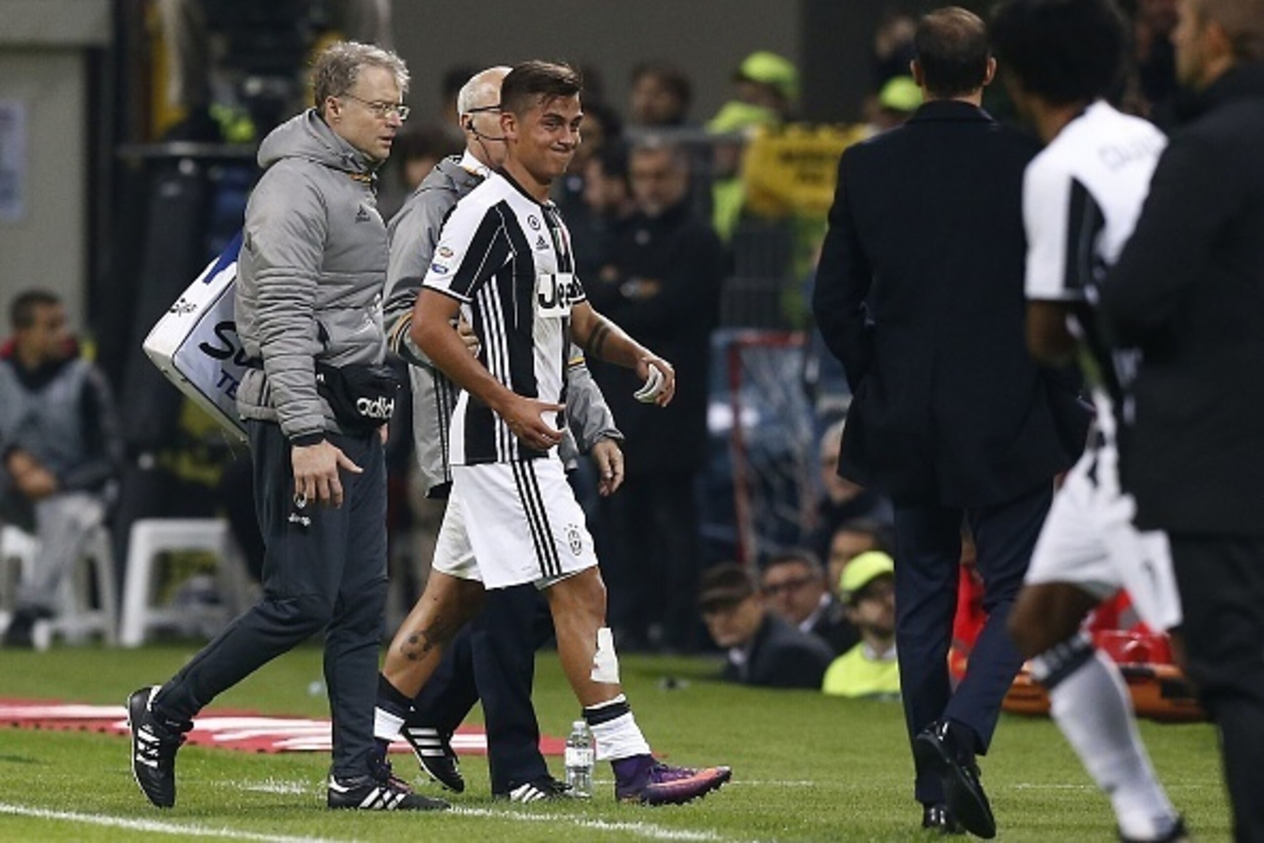 Juventus' Argentinian forward Paulo Dybala reacts during the Italian Serie A football match AC Milan versus Juventus on October 22, 2016 at the San Siro Stadium in Milan.  / AFP / MARCO BERTORELLO        (Photo credit should read MARCO BERTORELLO/AFP/Gett