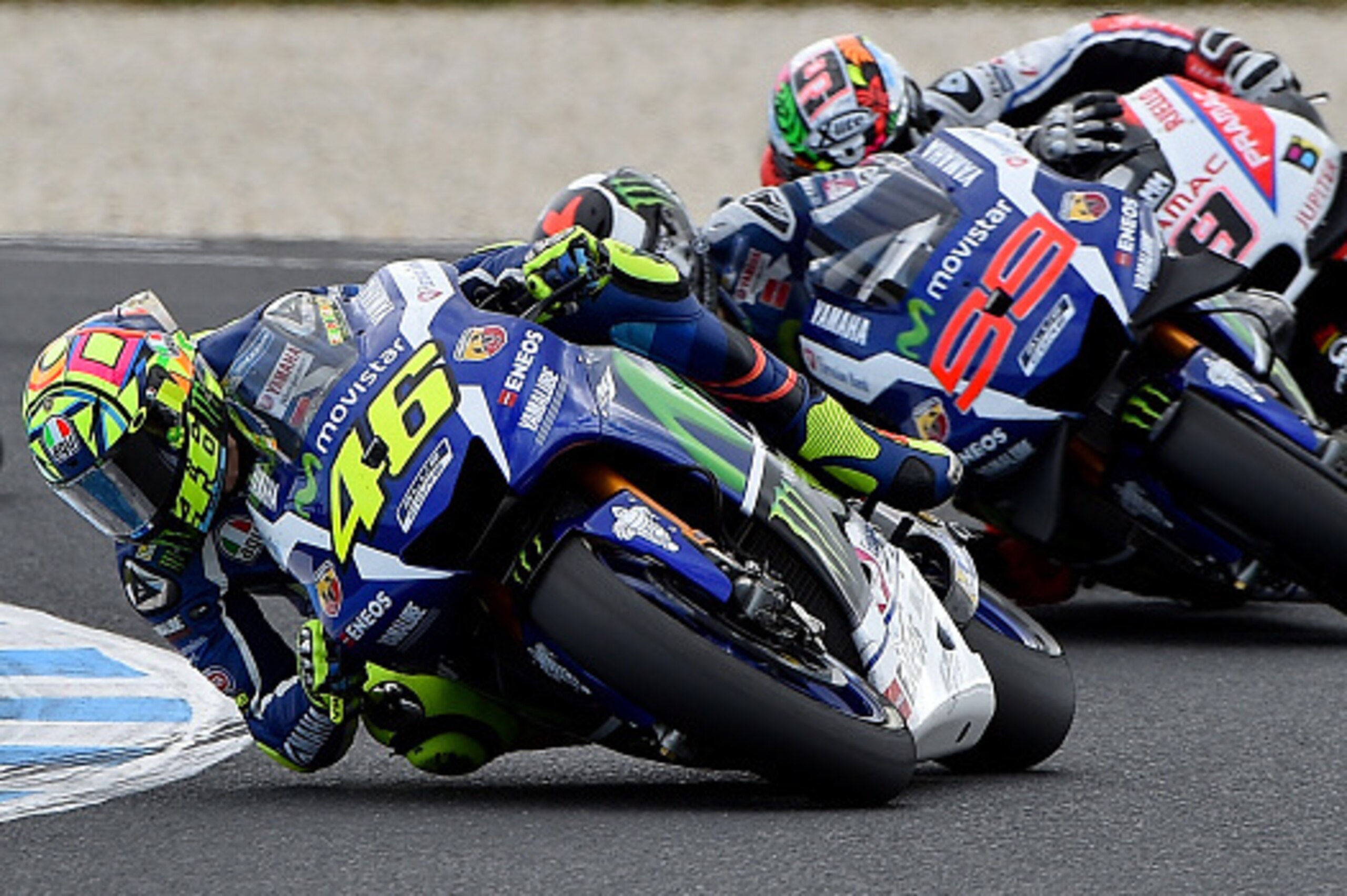 Movistar Yamaha MotoGP's Italian rider Valentino Rossi (L) powers ahead of teammate Spanish rider Jorge Lorenzo (C) and OCTO Pramac Yakhnich's Italian rider Danilo Petrucci during the Australian MotoGP race at Phillip Island on October 23, 2016. / AFP / P