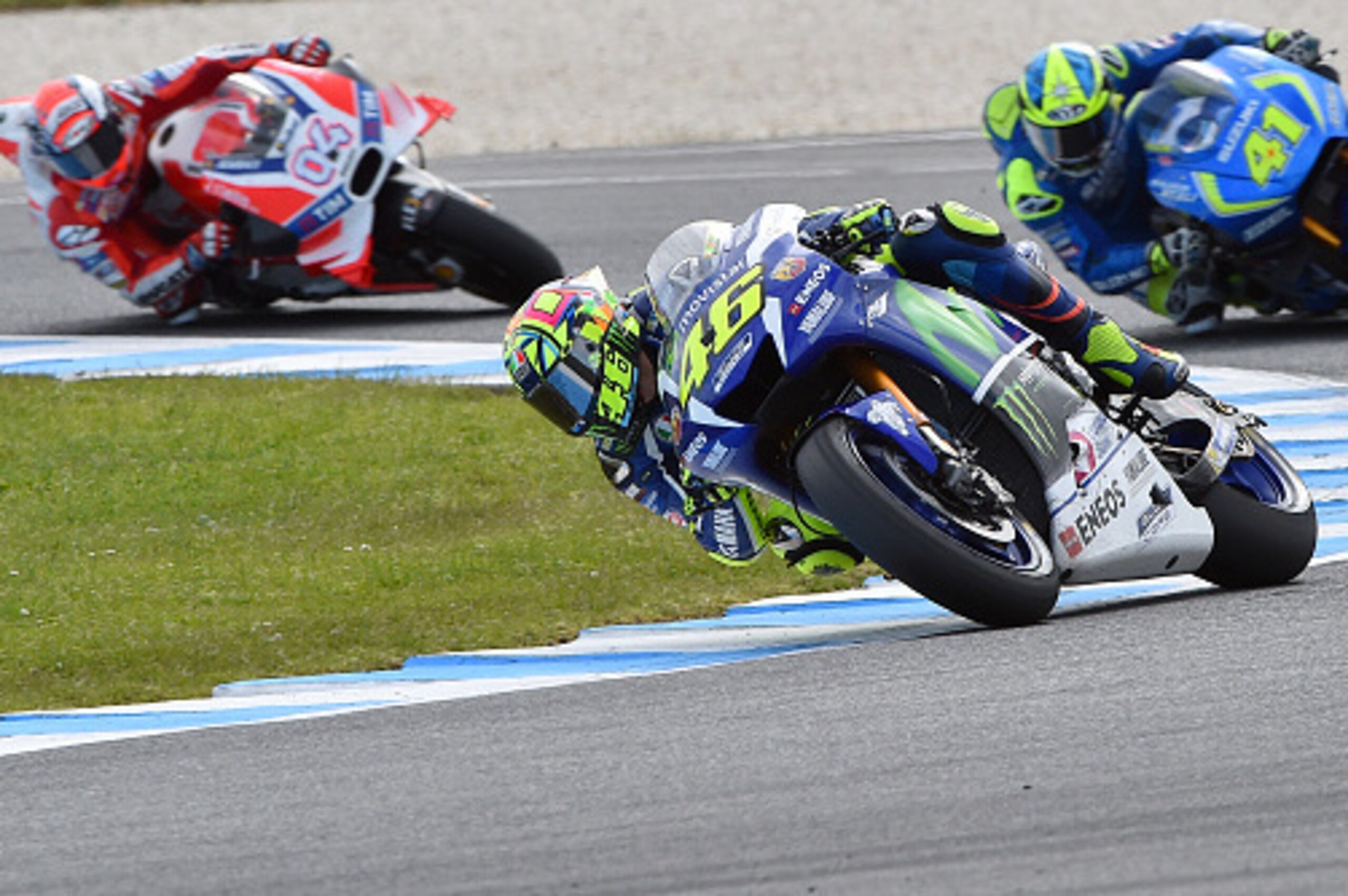 Movistar Yamaha MotoGP's Italian rider Valentino Rossi powers ahead Team Suzuki Ecstar Spanish rider Maverick Vinales and Ducati Team's Italian rider Andrea Dovizioso during the MotoGP class at the Australian Grand Prix at Phillip Island on October 23, 20