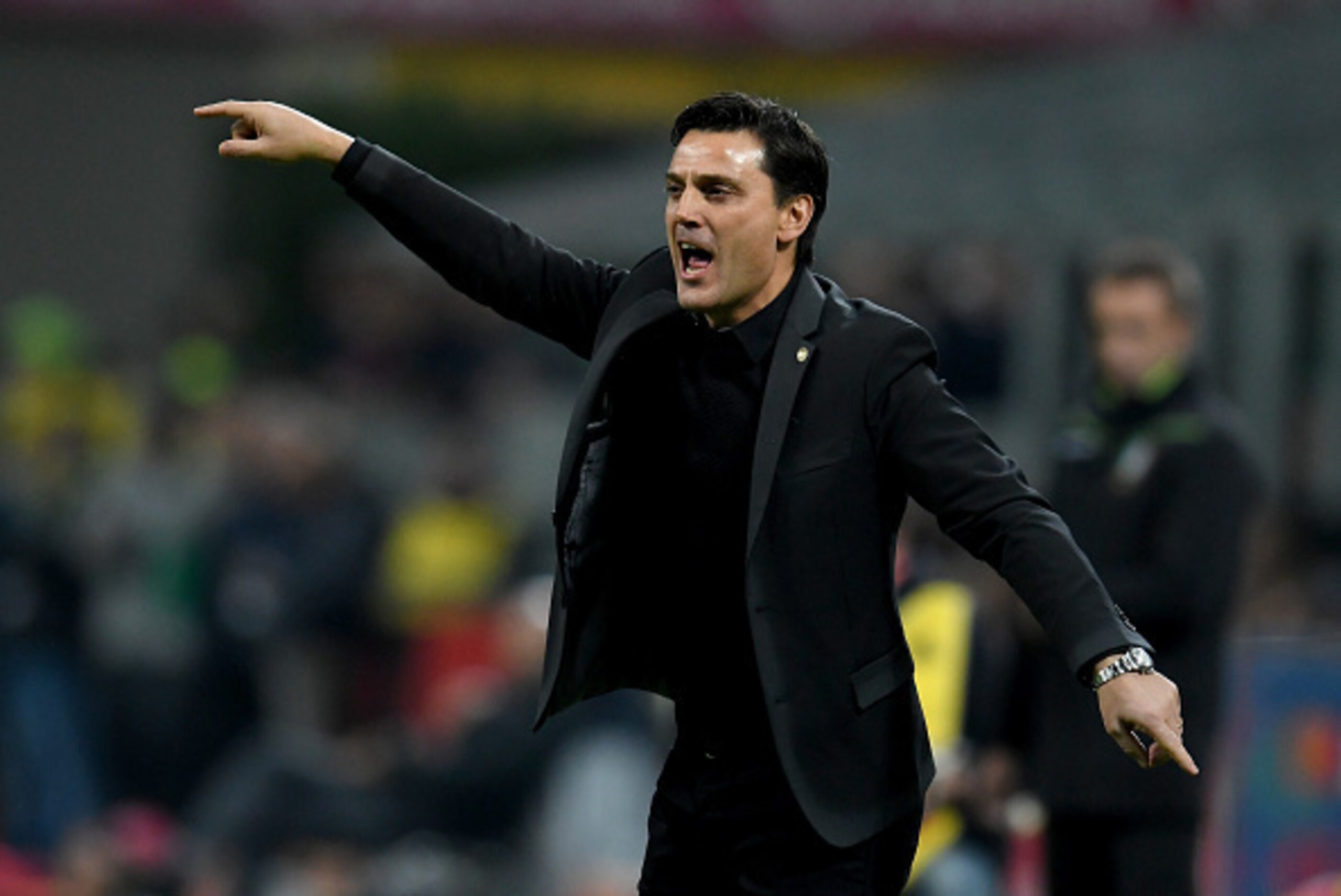MILAN, ITALY - OCTOBER 22:  Head coach AC Milan Vincenzo Montella reacts during the Serie A match between AC Milan and Juventus FC at Stadio Giuseppe Meazza on October 22, 2016 in Milan, Italy.  (Photo by Claudio Villa./Getty Images)