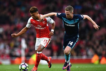 LONDON, ENGLAND - OCTOBER 22:  Alex Oxlade-Chamberlain of Arsenal (L) and Adam Forshaw of Middlesbrough (R) battle for possession during the Premier League match between Arsenal and Middlesbrough at Emirates Stadium on October 22, 2016 in London, England.
