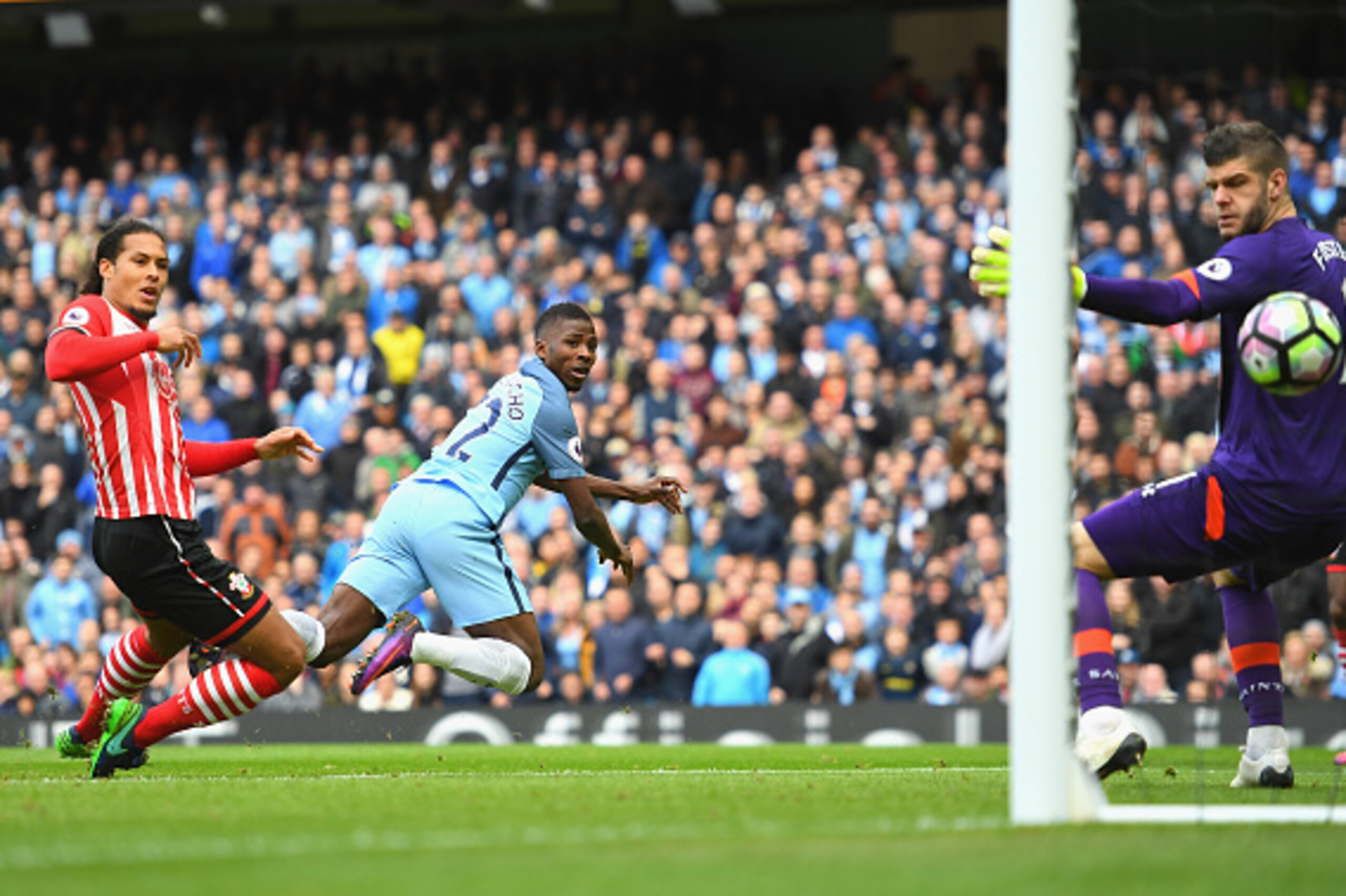 MANCHESTER, ENGLAND - OCTOBER 23:  Kelechi Iheanacho of Manchester City scores his sides first goal during the Premier League match between Manchester City and Southampton at Etihad Stadium on October 23, 2016 in Manchester, England.  (Photo by Laurence G