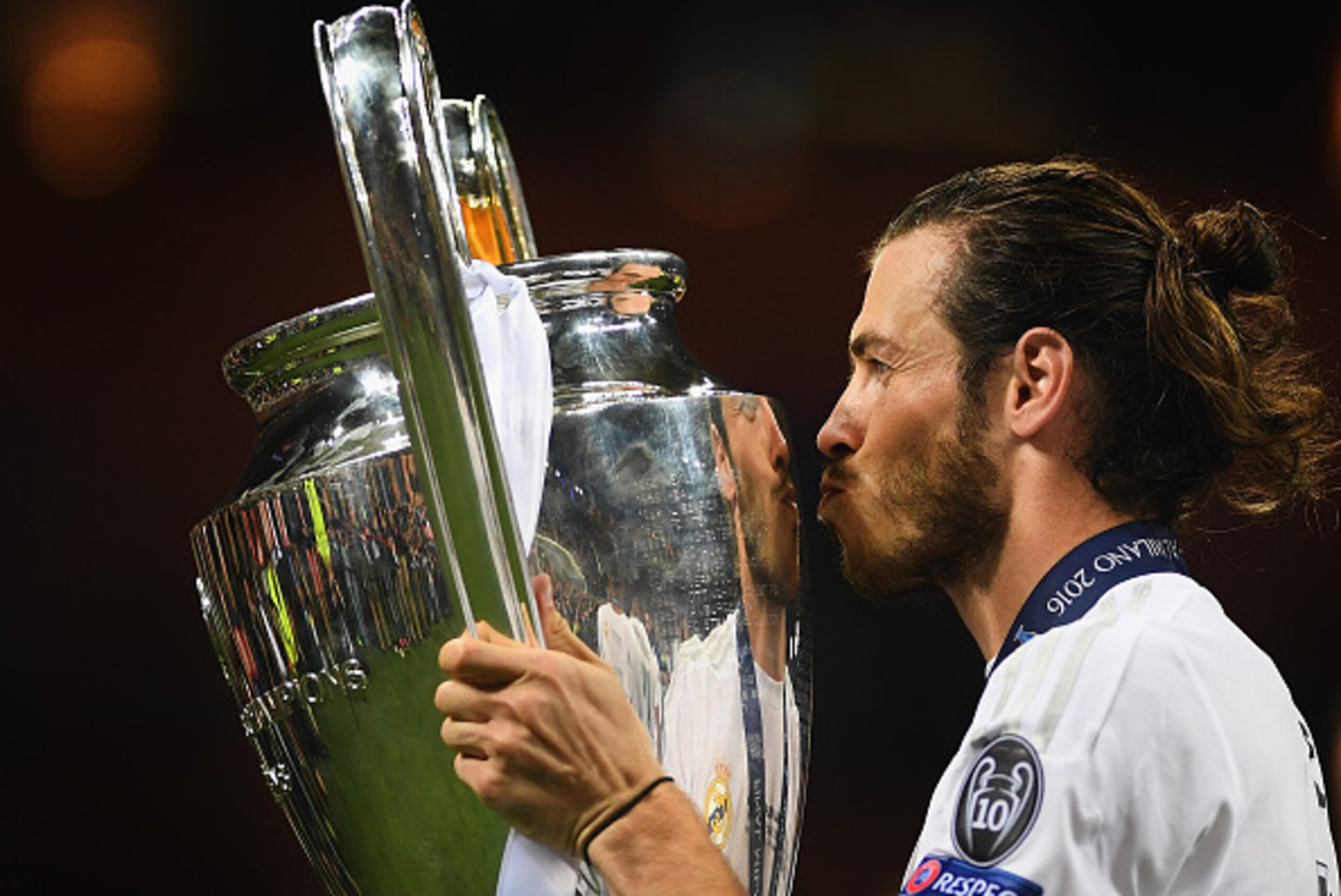 MILAN, ITALY - MAY 28:  Gareth Bale of Real Madrid celebrates with the trophy after victory in the UEFA Champions League Final match between Real Madrid and Club Atletico de Madrid at Stadio Giuseppe Meazza on May 28, 2016 in Milan, Italy.  (Photo by Laur