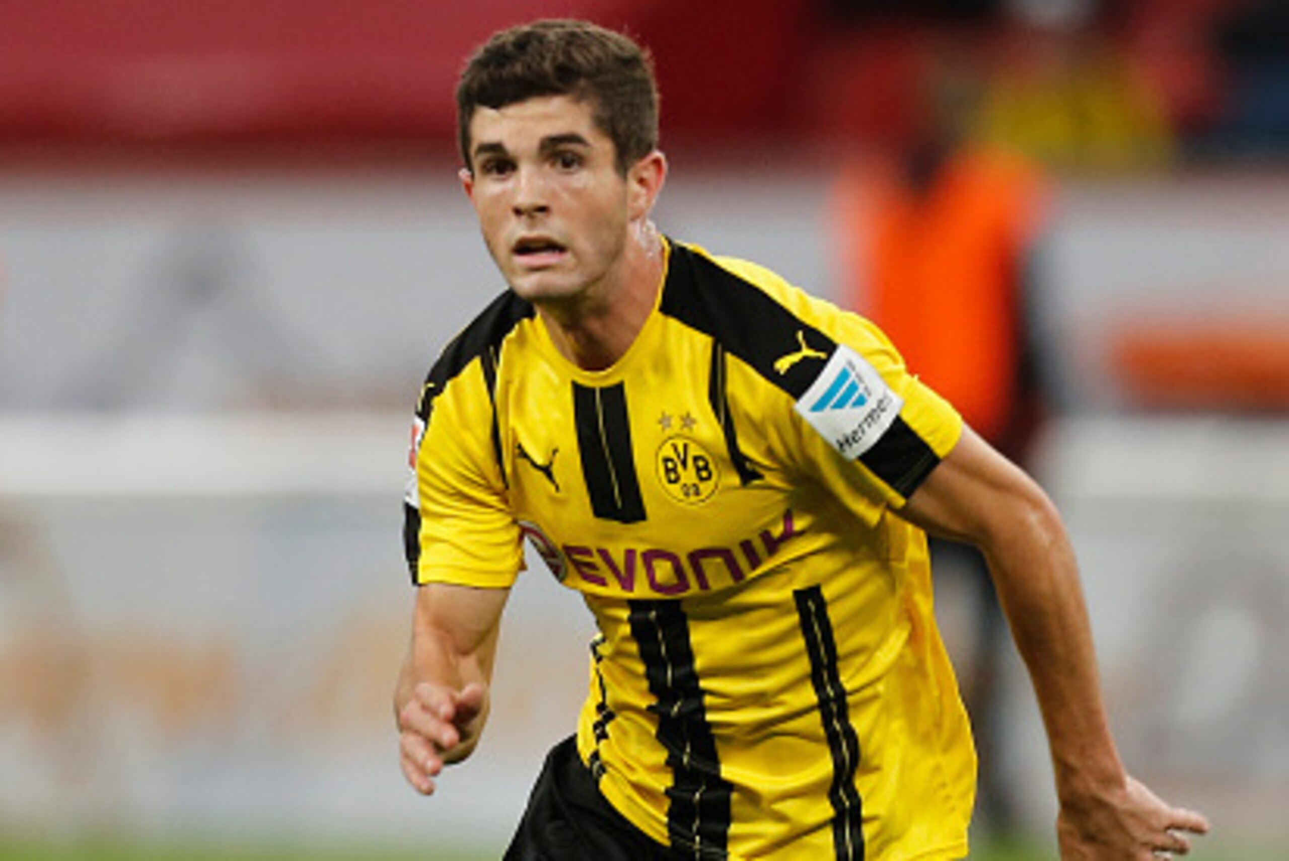 Leverkusen, Germany 01.10.2016, 1. Bundesliga 6. Spieltag, Bayer 04 Leverkusen - Borussia Dortmund, Christian Pulisic (Dortmund) am Ball.    (Photo by TF-Images/Getty Images)