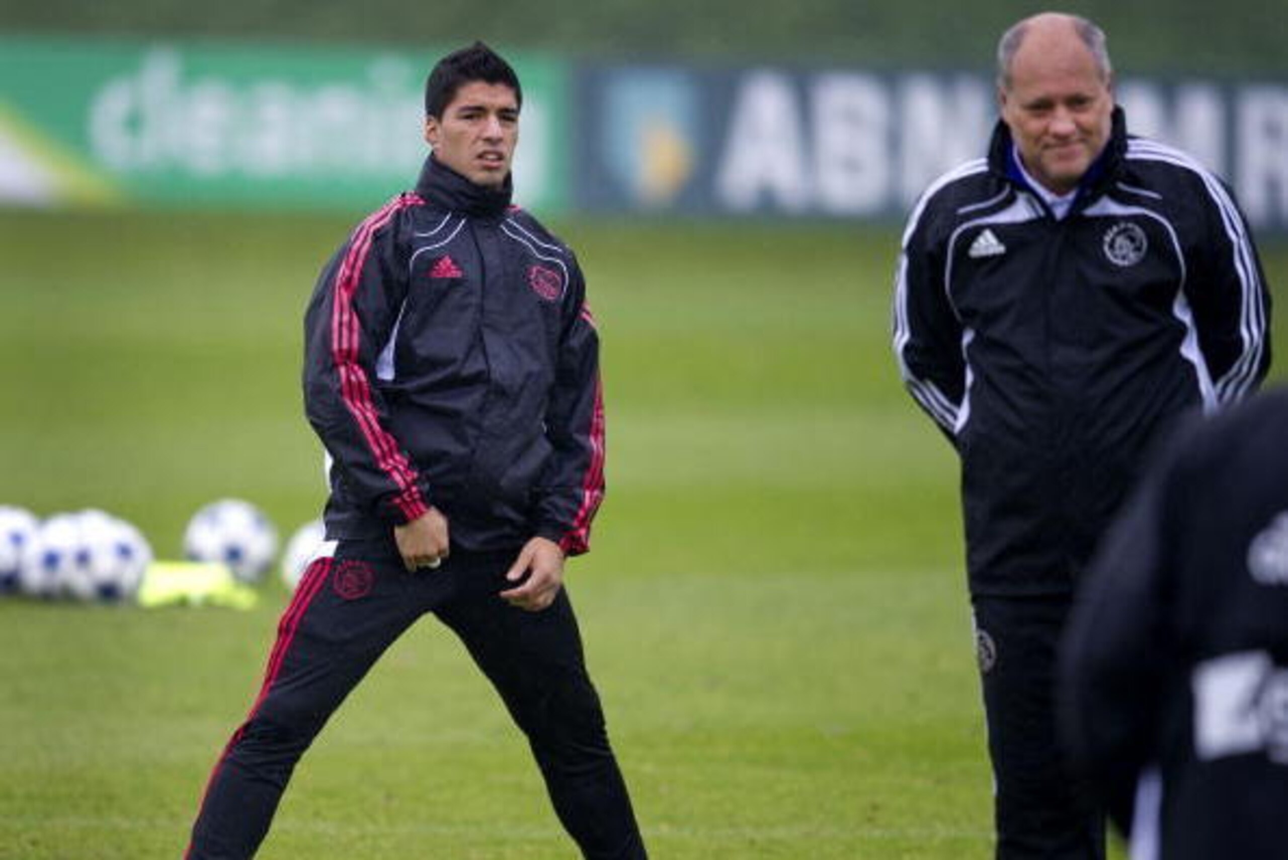 Ajax Amsterdam-coach Martin Jol (R) and forward Luis suarez (L) attend training on September 27, 2010 in Amsterdam, on the eve of their team's Champions League match against AC Milan in Amsterdam. AFP PHOTO / OLAF KRAAK            - netherlands out - belg