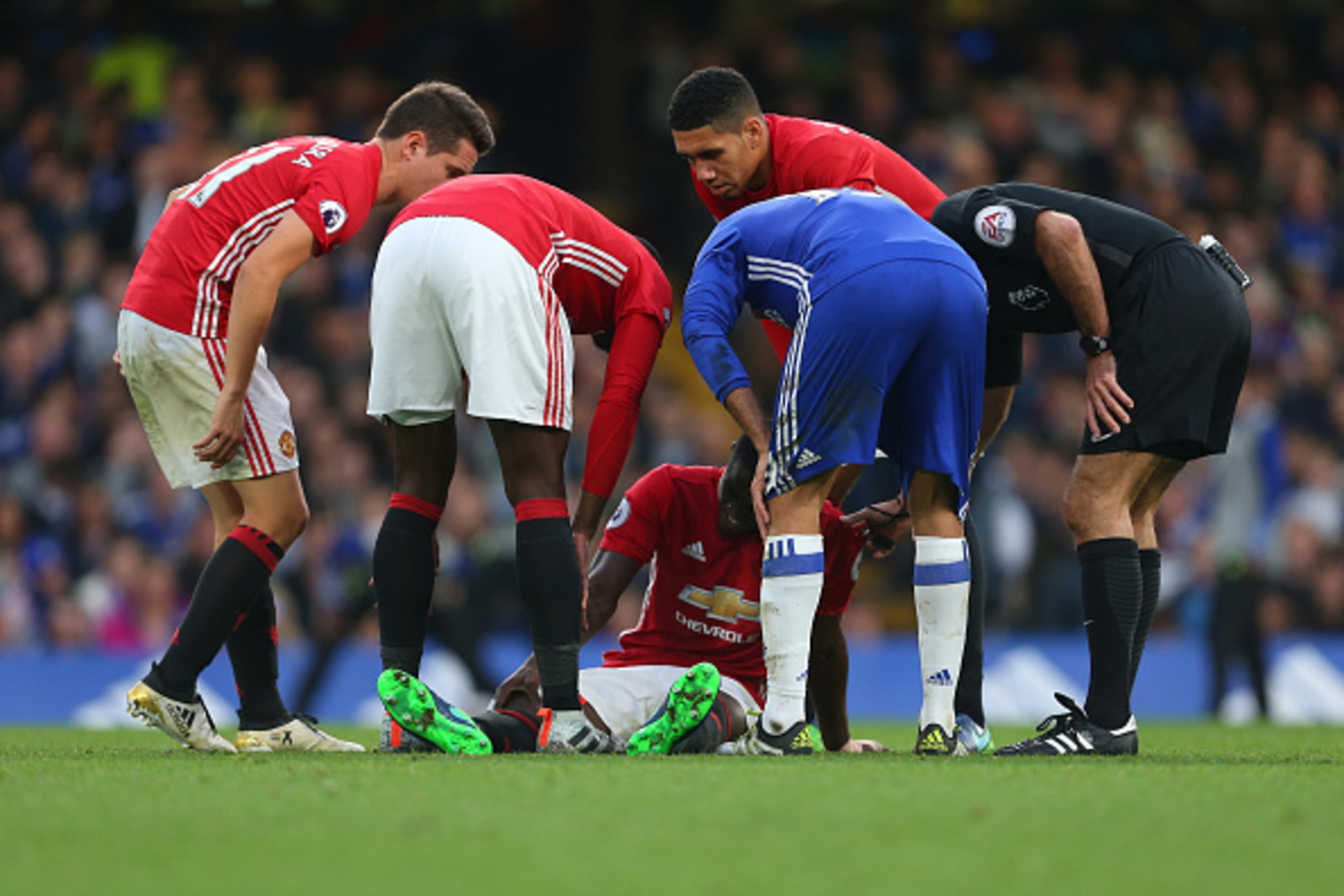 LONDON, ENGLAND - OCTOBER 23: The players check on an injured Eric Bailly of Manchester United during the Premier League match between Chelsea and Manchester United at Stamford Bridge on October 23, 2016 in London, England. (Photo by Catherine Ivill - AMA