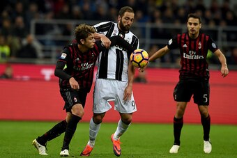 MILAN, ITALY - OCTOBER 22:  Manuel Locatelli of AC Milan (L) and Gonzalo Higuain of Juventus FC compete for the ball during the Serie A match between AC Milan and Juventus FC at Stadio Giuseppe Meazza on October 22, 2016 in Milan, Italy.  (Photo by Claudi