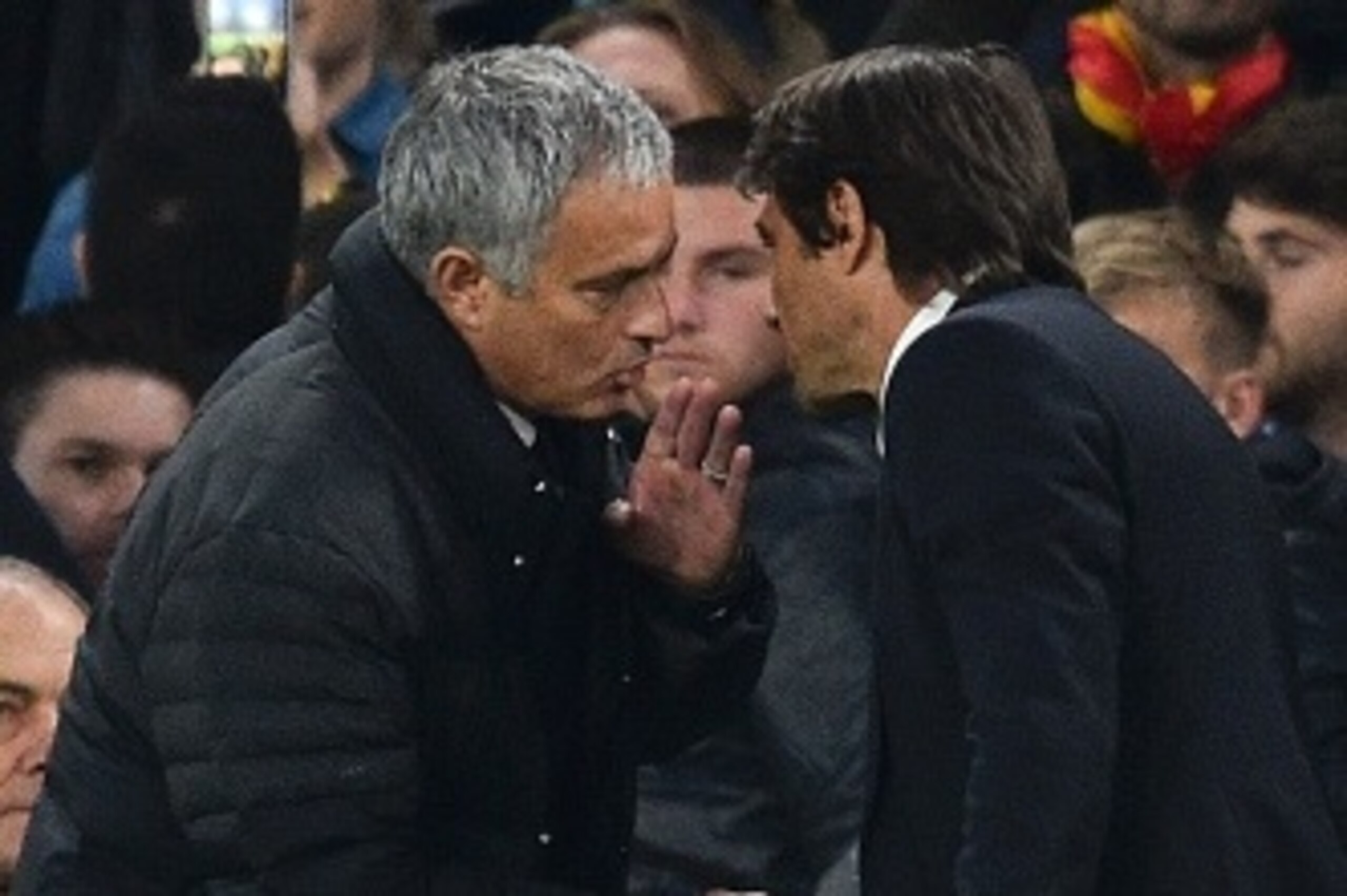 Manchester United's Portuguese manager Jose Mourinho (L) shakes hands with Chelsea's Italian head coach Antonio Conte (R) after the final whistle of the English Premier League football match between Chelsea and Manchester United at Stamford Bridge in Lond