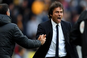 HULL, ENGLAND - OCTOBER 01: Antonio Conte, Manager of Chelsea celebrates his team scoring during the Premier League match between Hull City and Chelsea at KCOM Stadium on October 1, 2016 in Hull, England.  (Photo by Laurence Griffiths/Getty Images)