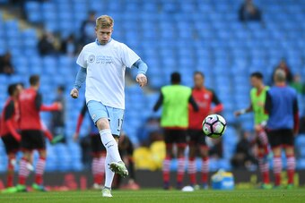 MANCHESTER, ENGLAND - OCTOBER 23:  Kevin De Bruyne of Manchester City warms up prior to the Premier League match between Manchester City and Southampton at Etihad Stadium on October 23, 2016 in Manchester, England.  (Photo by Michael Regan/Getty Images)