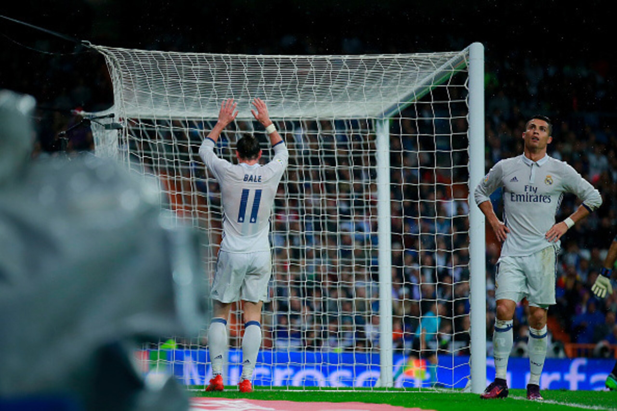 MADRID, SPAIN - OCTOBER 23: Gareth Bale (L) and Cristiano Ronaldo (R) of Real Madrid CF react during the La Liga match between Real Madrid CF and Athletic Club de Bilbao at Estadio Santiago Bernabeu on October 23, 2016 in Madrid, Spain. (Photo by Gonzalo 