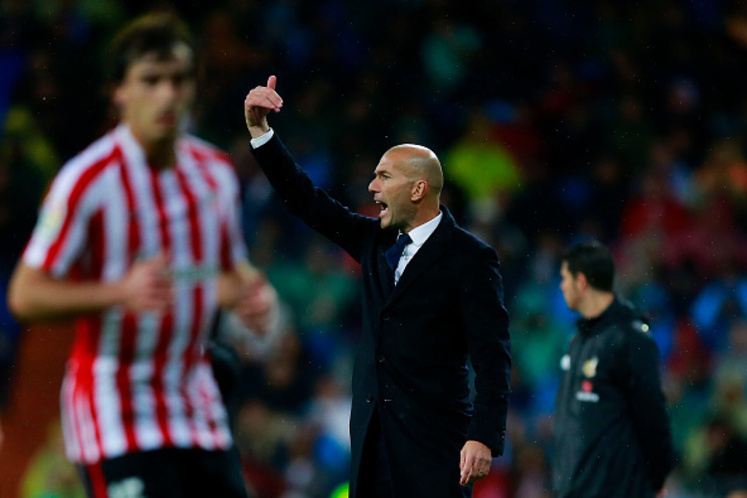 MADRID, SPAIN - OCTOBER 23: Coach Zinedine Zidane of Real Madrid CF gives instructions  during the La Liga match between Real Madrid CF and Athletic Club de Bilbao at Estadio Santiago Bernabeu on October 23, 2016 in Madrid, Spain. (Photo by Gonzalo Arroyo