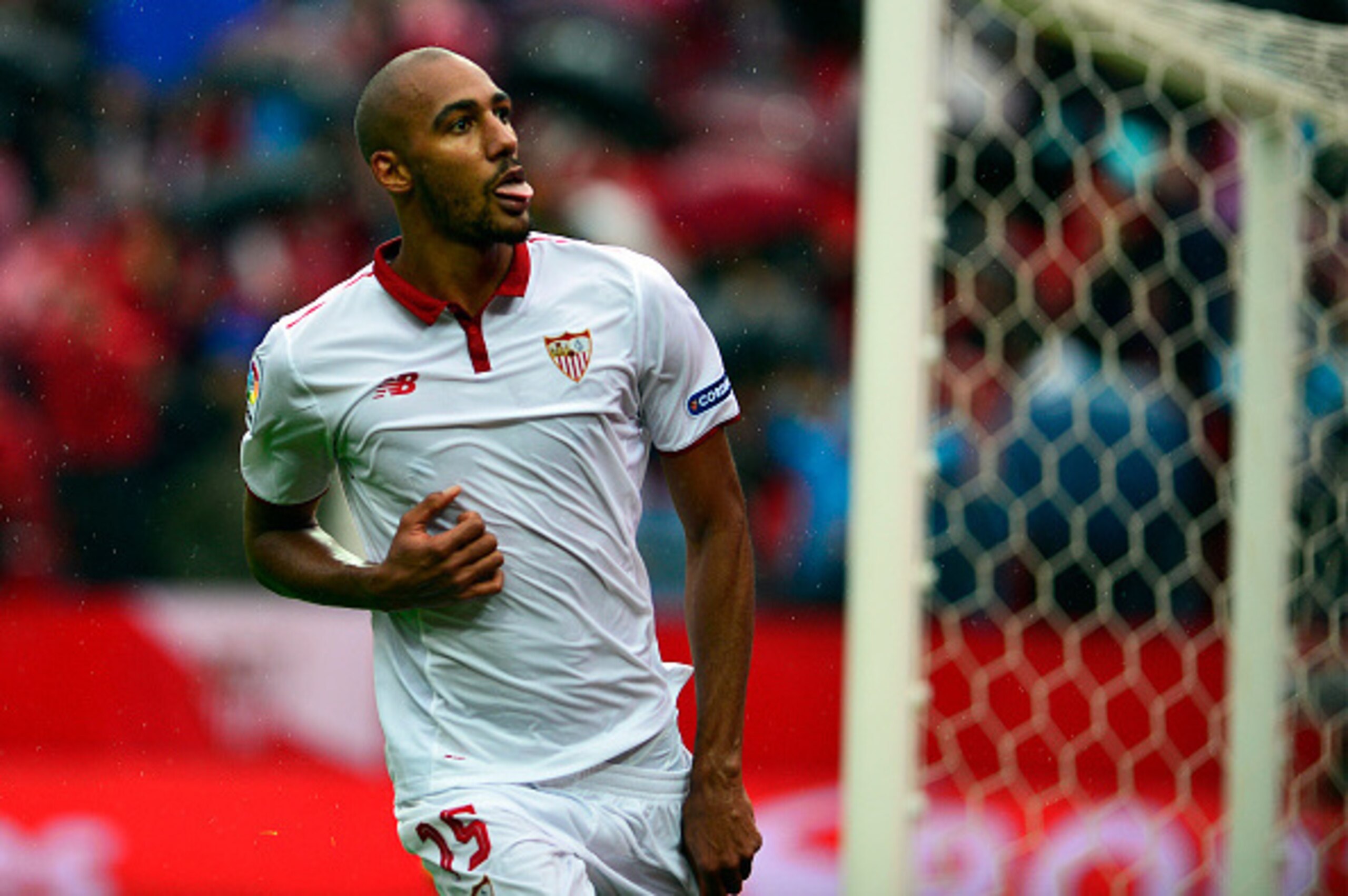 Sevilla's French midfielder Steven N'Zonzi celebrates a goal during the Spanish league football match between Sevilla FC and Club Atletico de Madrid at the Ramon Sanchez Pizjuan stadium in Sevilla on October 23, 2016. / AFP / CRISTINA QUICLER        (Phot