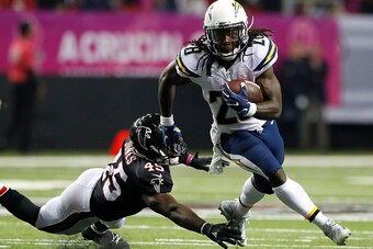 ATLANTA, GA - OCTOBER 23:  Melvin Gordon #28 of the San Diego Chargers rushes away from Deion Jones #45 of the Atlanta Falcons at Georgia Dome on October 23, 2016 in Atlanta, Georgia.  (Photo by Kevin C. Cox/Getty Images)