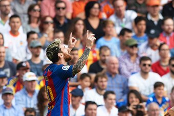 VALENCIA, SPAIN - OCTOBER 22:  Lionel Messi of Barcelona celebrates scoring his team's first goal during the La Liga match between Valencia CF and FC Barcelona at Mestalla Stadium on October 22, 2016 in Valencia, Spain.  (Photo by Manuel Queimadelos Alons