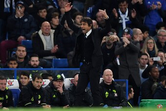 LONDON, ENGLAND - OCTOBER 23:  Antonio Conte, Manager of Chelsea reacts during the Premier League match between Chelsea and Manchester United at Stamford Bridge on October 23, 2016 in London, England.  (Photo by Shaun Botterill/Getty Images)