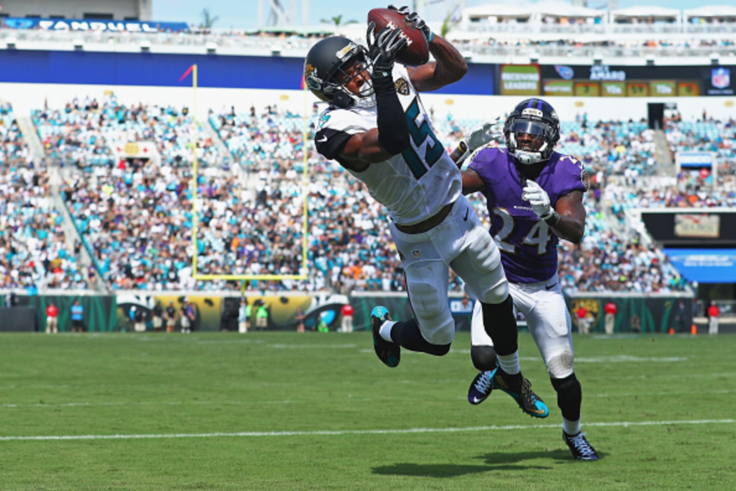 JACKSONVILLE, FL - SEPTEMBER 25:   Allen Robinson
#15 of the Jacksonville Jaguars catches a touchdown pass in front of  Kyle Arrington #24 of the Baltimore Ravens at EverBank Field on September 25, 2016 in Jacksonville, Florida.  (Photo by Maddie Meyer/Ge