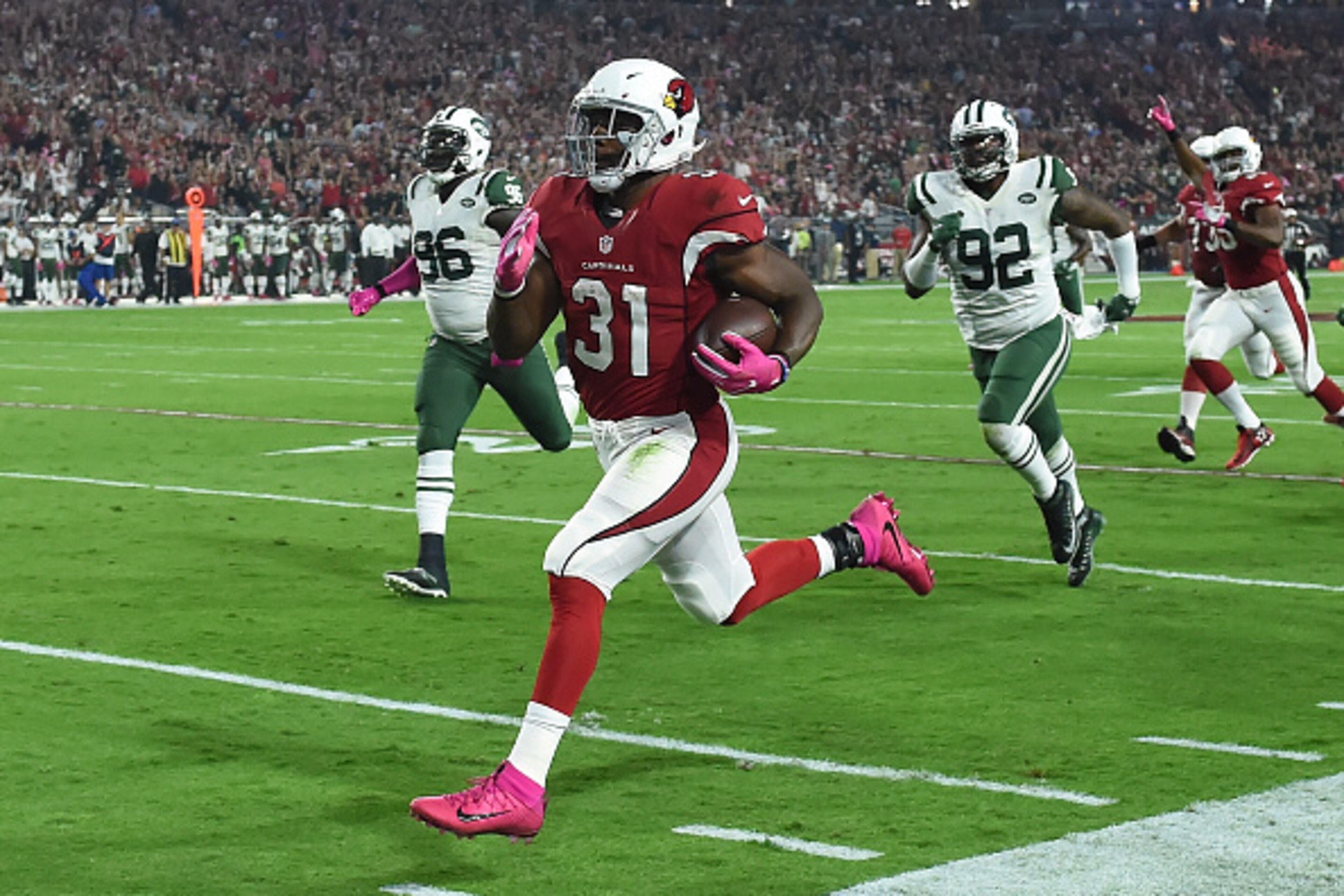 GLENDALE, AZ - OCTOBER 17:  Running back David Johnson #31 of the Arizona Cardinals runs the football 58 yards for a touchdown in the first quarter against the New York Jets at University of Phoenix Stadium on October 17, 2016 in Glendale, Arizona.  (Phot