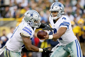 GREEN BAY, WI - OCTOBER 16: Dak Prescott #4 of the Dallas Cowboys hands the ball off to Ezekiel Elliott #21 in the fourth quarter against the Green Bay Packers at Lambeau Field on October 16, 2016 in Green Bay, Wisconsin. (Photo by Dylan Buell/Getty Image
